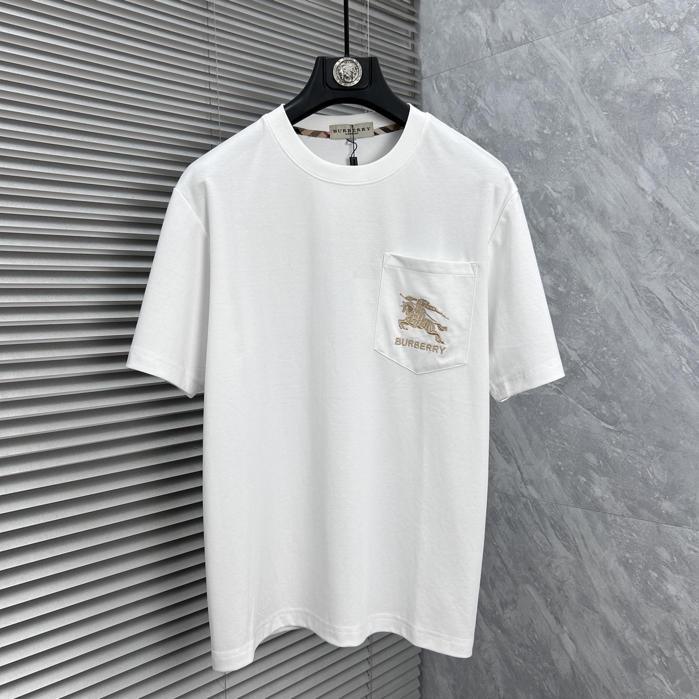 NO:877223,Babao's 2026 spring and summer new style debut counter, the latest short-sleeved round neck T-shirt, high-end customization, avant-garde and fashionable design!  The brand logo is designed with heavy craftsmanship, high-end customized cotton, soft to the touch. Comfortable to wear. Exquisite stitching at the counter level. Fine workmanship. The upper body effect is incomparably handsome!  A must-have item for a stylish man!  Color Black White Size M-3XL,,burberry,T-shirt,tees,t-shirt,19860909巴宝‘’2026春夏新款首发专柜最新款短袖圆领T恤 高端订制 设计前卫时尚！品牌logo重工艺设计 高端定制棉 手感柔软.穿着舒适.专柜级别精致车线.做工精细.上身效果无敌帅气！型男必备单品！ 颜色黑色 白色 码数M-3XL,,burberry,T-shirt,tees，t-shirt,,Men's clothing