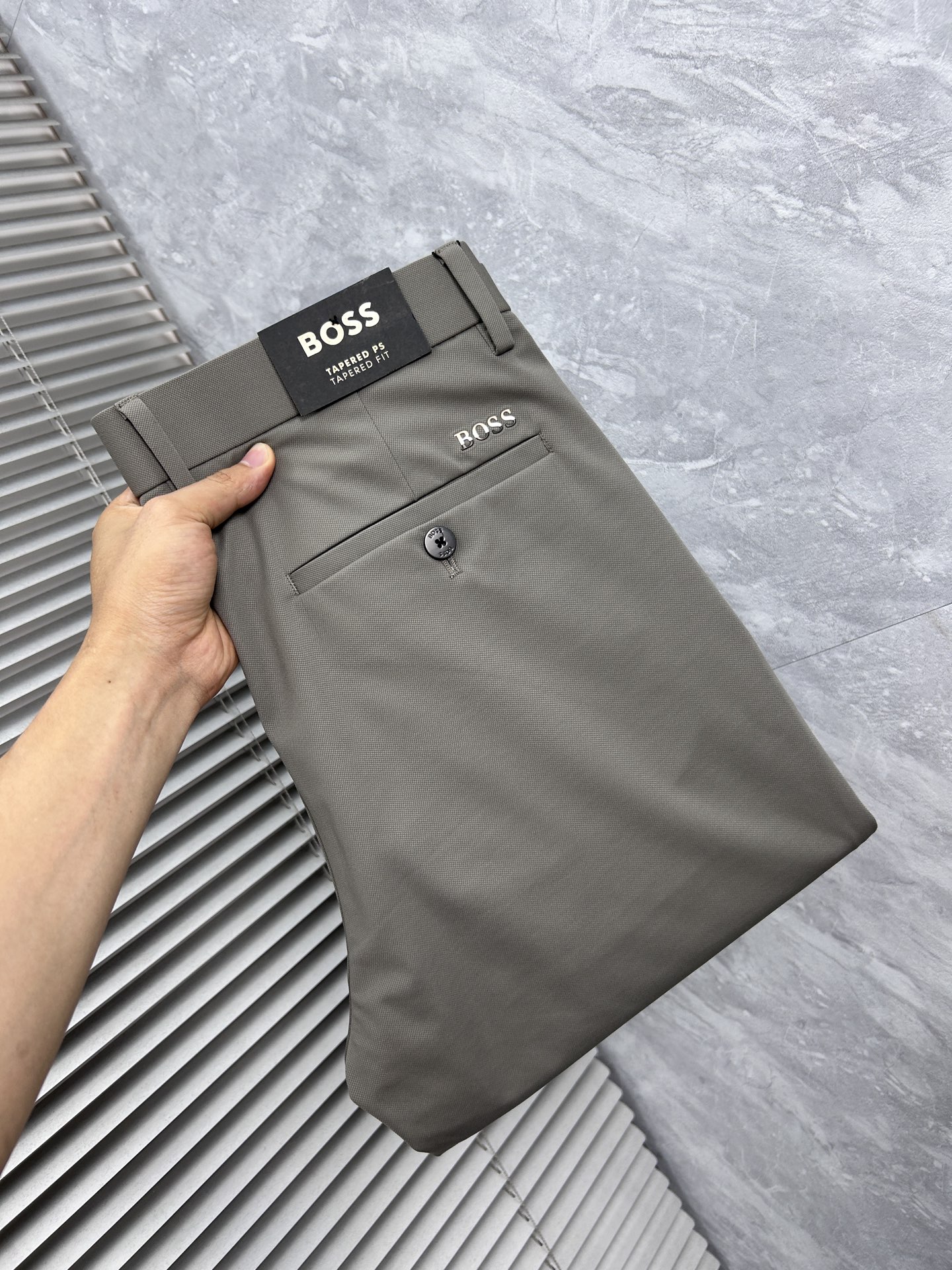 NO:934932,Early spring Bos high-end customization, the latest casual trousers in early spring 2026, simultaneously sold at the counter, original customized replica, customer-supplied hardware accessories, original order quality, imported solid color customer-supplied fabrics, heavy washing, fine workmanship, and excellent upper body!  Preferred single product produced by fbd, code number 30-38, no 37,,19860909早春 Bos 高端定制、2026早春最新款休闲西裤 柜台同步发售 原版定制复刻 客供五金辅料 原单品质 进口固色客供面料 重工洗水 做工走线精细 上身绝佳！优选单品 fbd出品 码数30-38无37,,,Men's clothing
