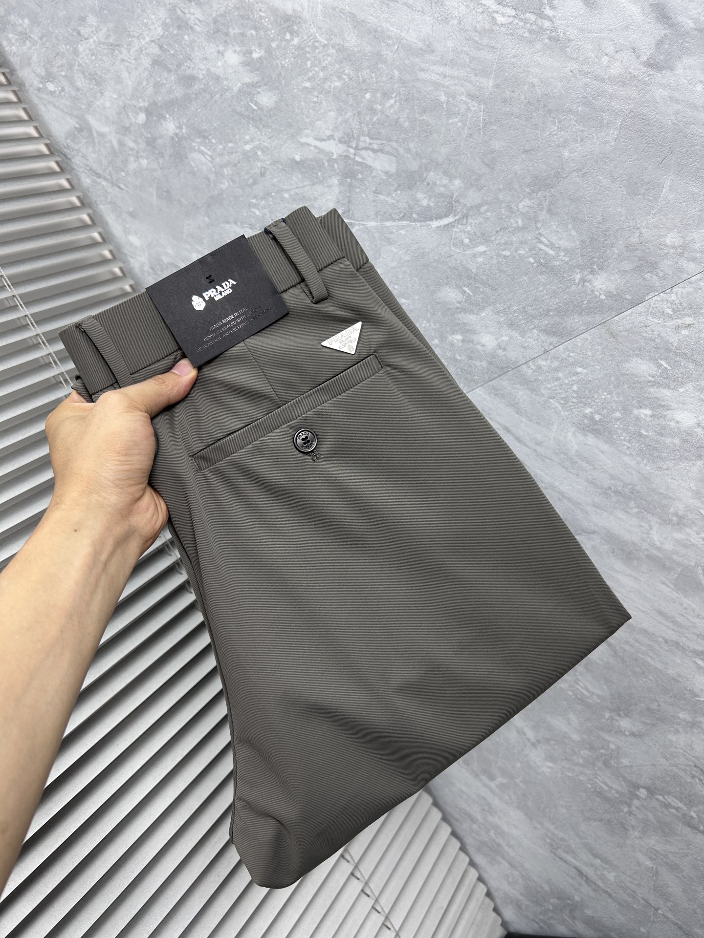 NO:908157,Early spring Prada high-end customization, the latest casual trousers in early spring 2026, simultaneously sold at the counter, original customized replica, customer-supplied hardware accessories, original order quality, imported solid color customer-supplied fabrics, heavy washing, fine workmanship, and excellent upper body!  Preferred single product produced by fbd, code number 30-38, no 37,, prada,19860909早春 普拉达 高端定制、2026早春最新款休闲西裤 柜台同步发售 原版定制复刻 客供五金辅料 原单品质 进口固色客供面料 重工洗水 做工走线精细 上身绝佳！优选单品 fbd出品 码数30-38无37,,prada,,Men's clothing