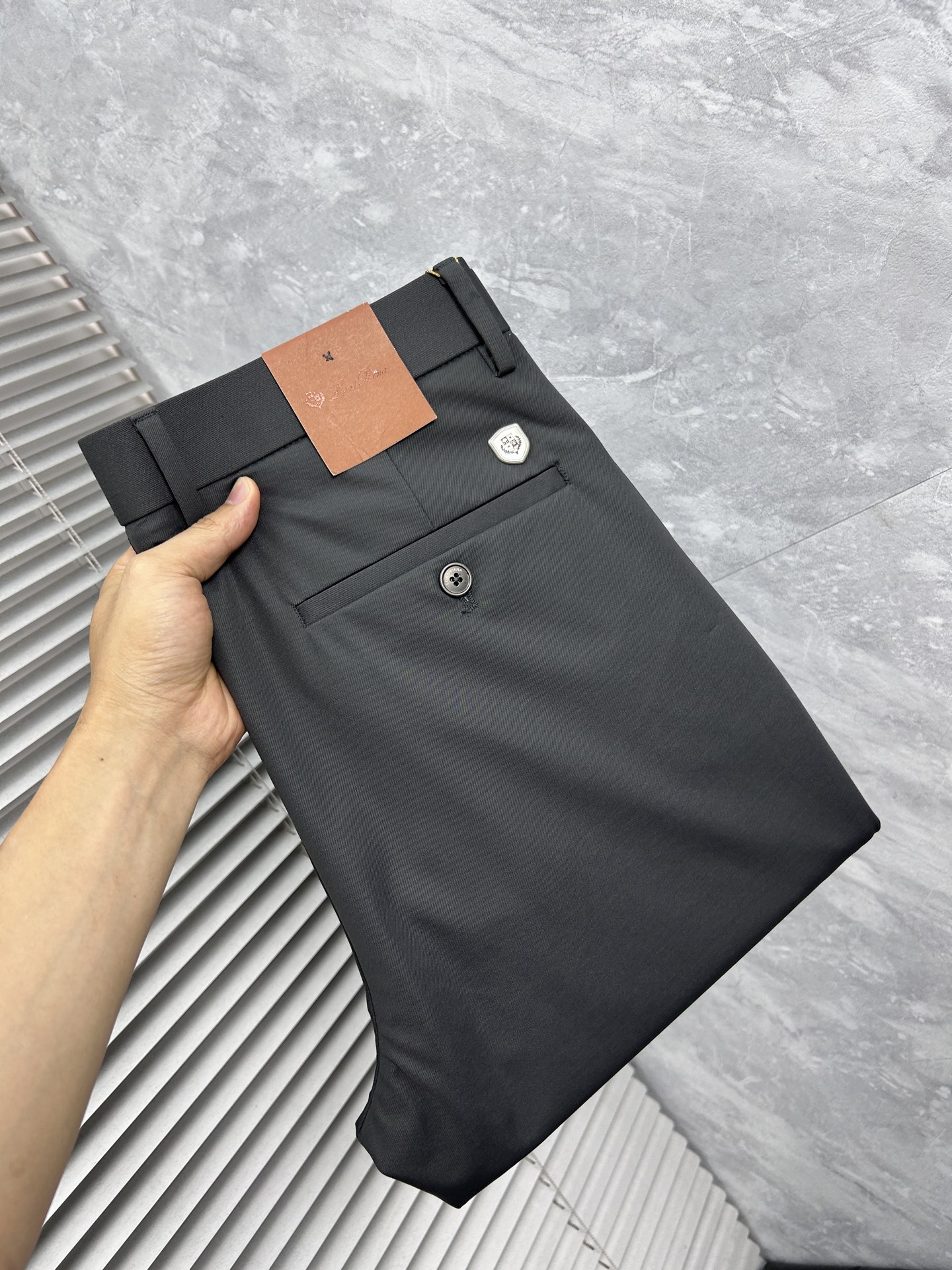 NO:934931,Early spring LG high-end customization, the latest casual trousers in early spring 2026, simultaneously sold at the counter, original customized replicas, customer-supplied hardware and accessories, original order quality, imported solid color customer-supplied fabrics, heavy washing, fine workmanship, and excellent upper body!  Preferred single product produced by fbd, code number 30-38, no 37,,19860909早春 LG 高端定制、2026早春最新款休闲西裤 柜台同步发售 原版定制复刻 客供五金辅料 原单品质 进口固色客供面料 重工洗水 做工走线精细 上身绝佳！优选单品 fbd出品 码数30-38无37,,,Men's clothing