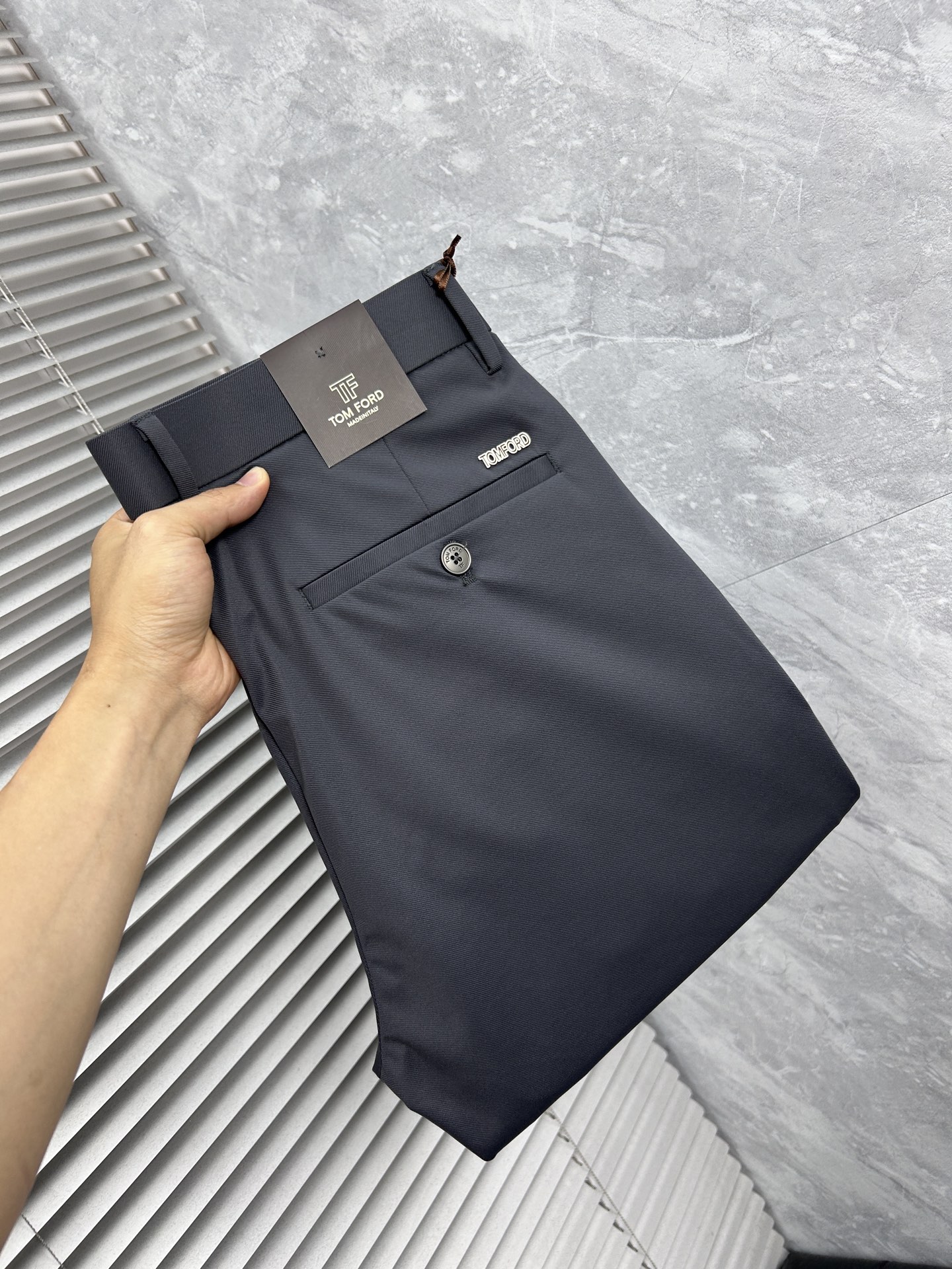 NO:934927,Early spring TF high-end customization, the latest casual trousers in early spring 2026, simultaneously sold at the counter, original customized replica, customer-supplied hardware accessories, original order quality, imported solid color customer-supplied fabrics, heavy washing, fine workmanship, and excellent upper body!  Preferred single product produced by fbd, code number 30-38, no 37,, tom ford,19860909早春 TF高端定制、2026早春最新款休闲西裤 柜台同步发售 原版定制复刻 客供五金辅料 原单品质 进口固色客供面料 重工洗水 做工走线精细 上身绝佳！优选单品 fbd出品 码数30-38无37,,tom ford,,Men's clothing