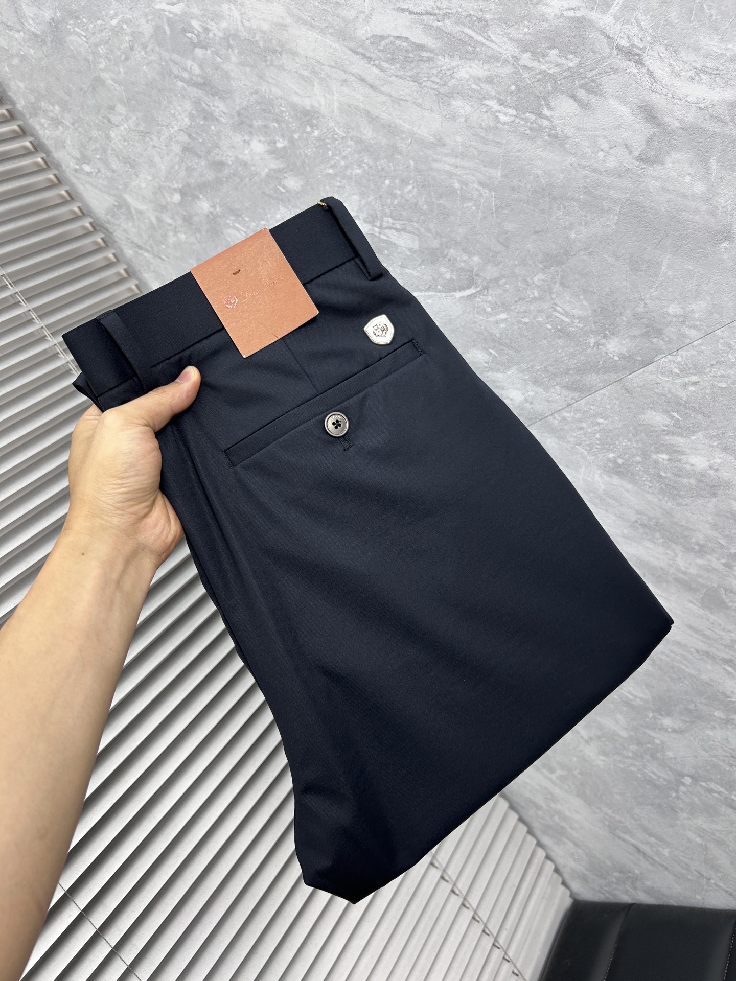 NO:948515,Early spring BC high-end customization, the latest casual trousers in early spring 2026, simultaneous sales at the counter, original customized replicas, customer-supplied hardware and accessories, original order quality, imported solid color customer-supplied fabrics, heavy washing, fine workmanship, and excellent upper body!  Preferred single product produced by fbd, code number 30-38, no 37,,19860909早春 BC 高端定制、2026早春最新款休闲西裤 柜台同步发售 原版定制复刻 客供五金辅料 原单品质 进口固色客供面料 重工洗水 做工走线精细 上身绝佳！优选单品 fbd出品 码数30-38无37,,,Men's clothing