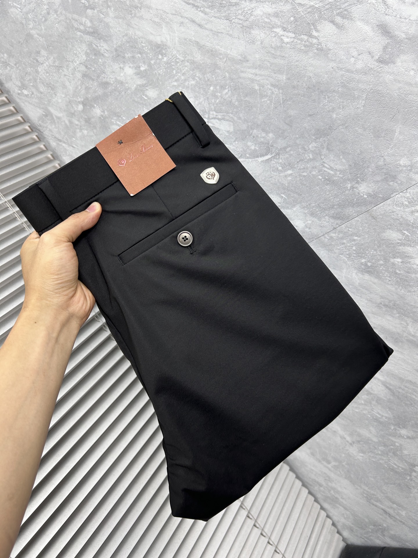 NO:934924,BC high-end customization in early spring, the latest casual trousers in early spring 2026, simultaneously sold at the counter, original customized replica, customer-supplied hardware and accessories, original order quality, imported solid color customer-supplied fabrics, heavy washing, fine workmanship, and excellent upper body!  Preferred single product produced by fbd, code number 30-38, no 37,,19860909早春 BC 高端定制、2026早春最新款休闲西裤 柜台同步发售 原版定制复刻 客供五金辅料 原单品质 进口固色客供面料 重工洗水 做工走线精细 上身绝佳！优选单品 fbd出品 码数30-38无37,,,Men's clothing