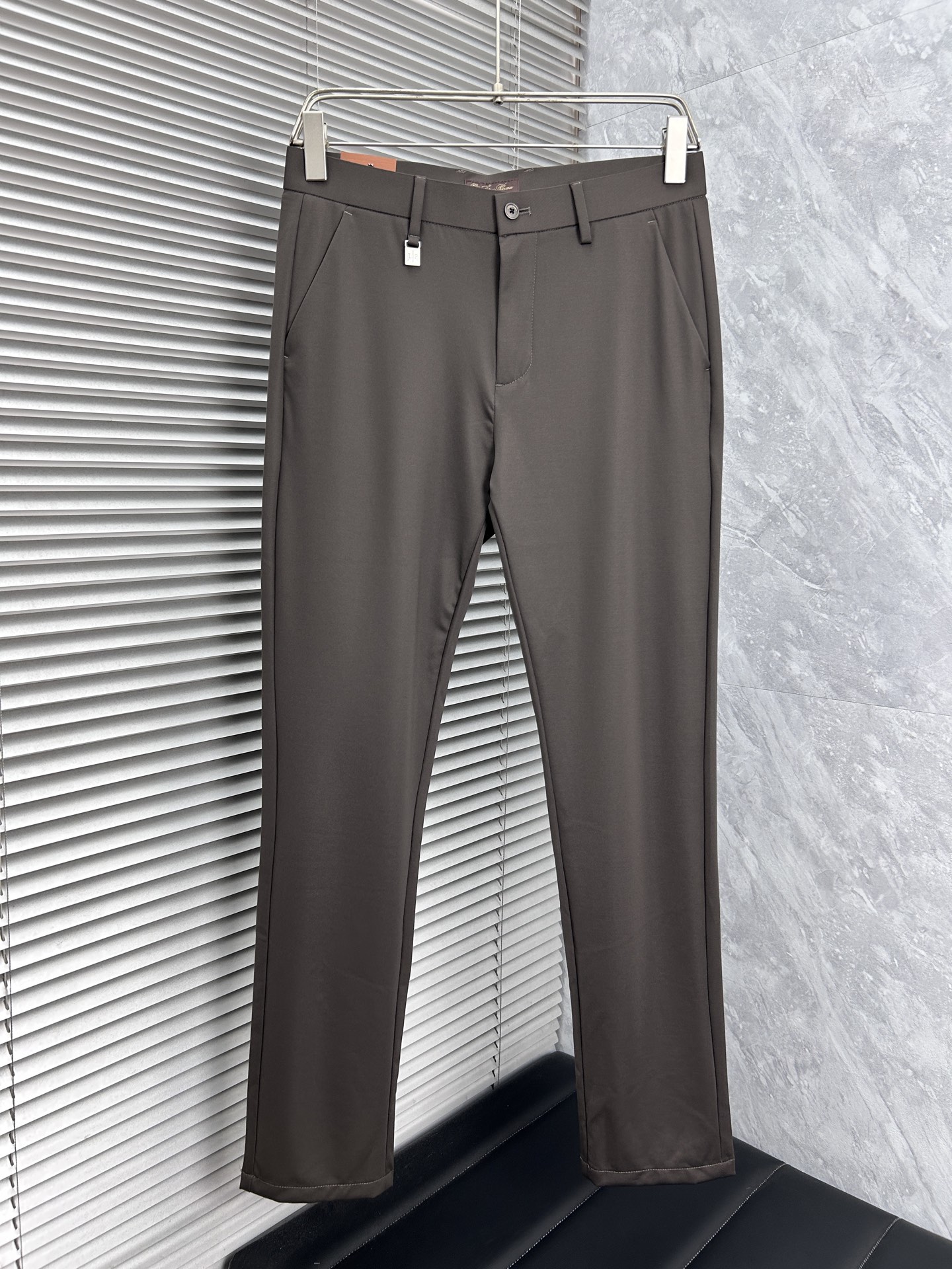 NO:934921,Early spring LG high-end customization, the latest casual trousers in early spring 2026, simultaneously sold at the counter, original customized replicas, customer-supplied hardware and accessories, original order quality, imported solid color customer-supplied fabrics, heavy washing, fine workmanship, and excellent upper body!  Preferred single product produced by fbd, code number 30-38, no 37,,19860909早春 LG 高端定制、2026早春最新款休闲西裤 柜台同步发售 原版定制复刻 客供五金辅料 原单品质 进口固色客供面料 重工洗水 做工走线精细 上身绝佳！优选单品 fbd出品 码数30-38无37,,,Men's clothing