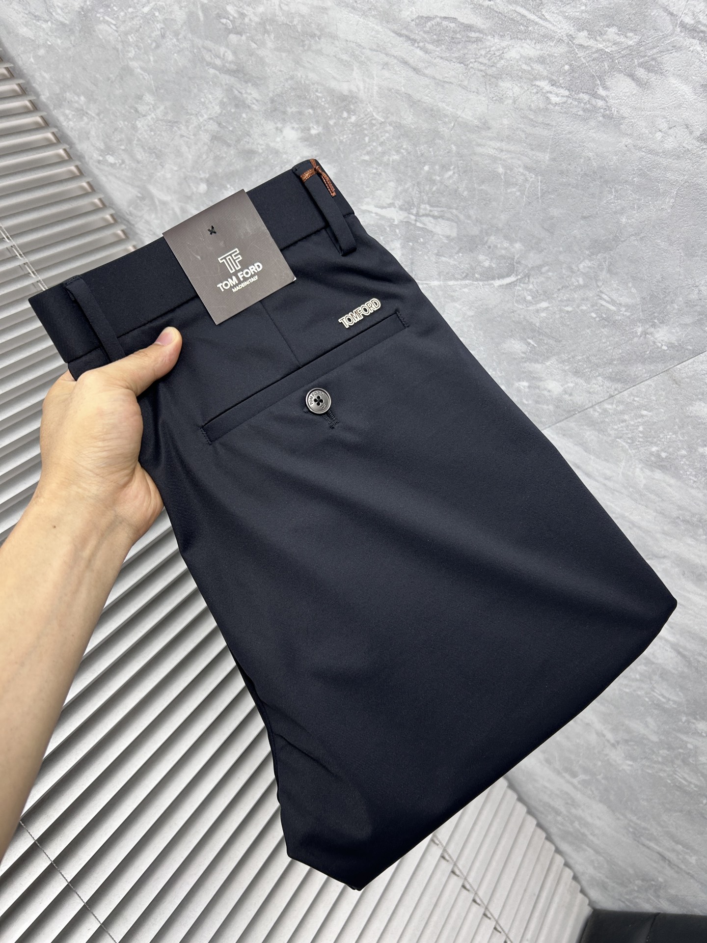 NO:934917,Early spring TF high-end customization, the latest casual trousers in early spring 2026, simultaneously sold at the counter, original customized replica, customer-supplied hardware accessories, original order quality, imported solid color customer-supplied fabrics, heavy washing, fine workmanship, and excellent upper body!  Preferred single product produced by fbd, code number 30-38, no 37,, tom ford,19860909早春 TF 高端定制、2026早春最新款休闲西裤 柜台同步发售 原版定制复刻 客供五金辅料 原单品质 进口固色客供面料 重工洗水 做工走线精细 上身绝佳！优选单品 fbd出品 码数30-38无37,,tom ford,,Men's clothing