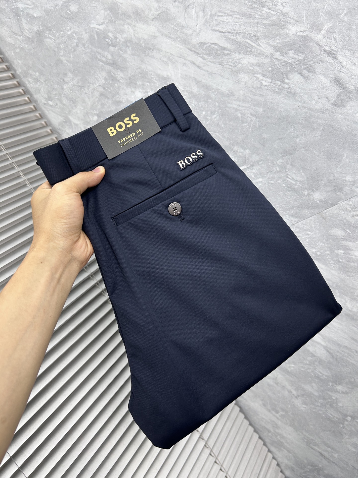 NO:934913,Early spring Bos high-end customization, the latest casual trousers in early spring 2026, simultaneously sold at the counter, original customized replica, customer-supplied hardware accessories, original order quality, imported solid color customer-supplied fabrics, heavy washing, fine workmanship, and excellent upper body!  Preferred single product produced by fbd, code number 30-38, no 37,,19860909早春 Bos 高端定制、2026早春最新款休闲西裤 柜台同步发售 原版定制复刻 客供五金辅料 原单品质 进口固色客供面料 重工洗水 做工走线精细 上身绝佳！优选单品 fbd出品 码数30-38无37,,,Men's clothing
