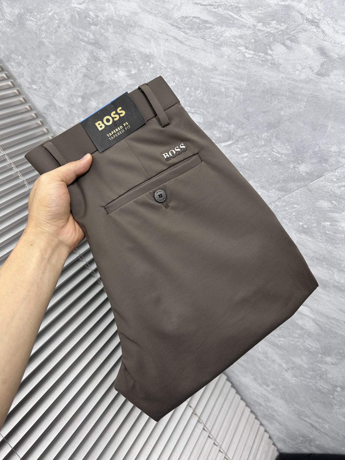 NO:908166,Early spring Bos high-end customization, the latest casual trousers in early spring 2026, simultaneously sold at the counter, original customized replica, customer-supplied hardware accessories, original order quality, imported solid color customer-supplied fabrics, heavy washing, fine workmanship, and excellent upper body!  Preferred single product produced by fbd, code number 30-38, no 37,,19860909早春 Bos 高端定制、2026早春最新款休闲西裤 柜台同步发售 原版定制复刻 客供五金辅料 原单品质 进口固色客供面料 重工洗水 做工走线精细 上身绝佳！优选单品 fbd出品 码数30-38无37,,,Men's clothing