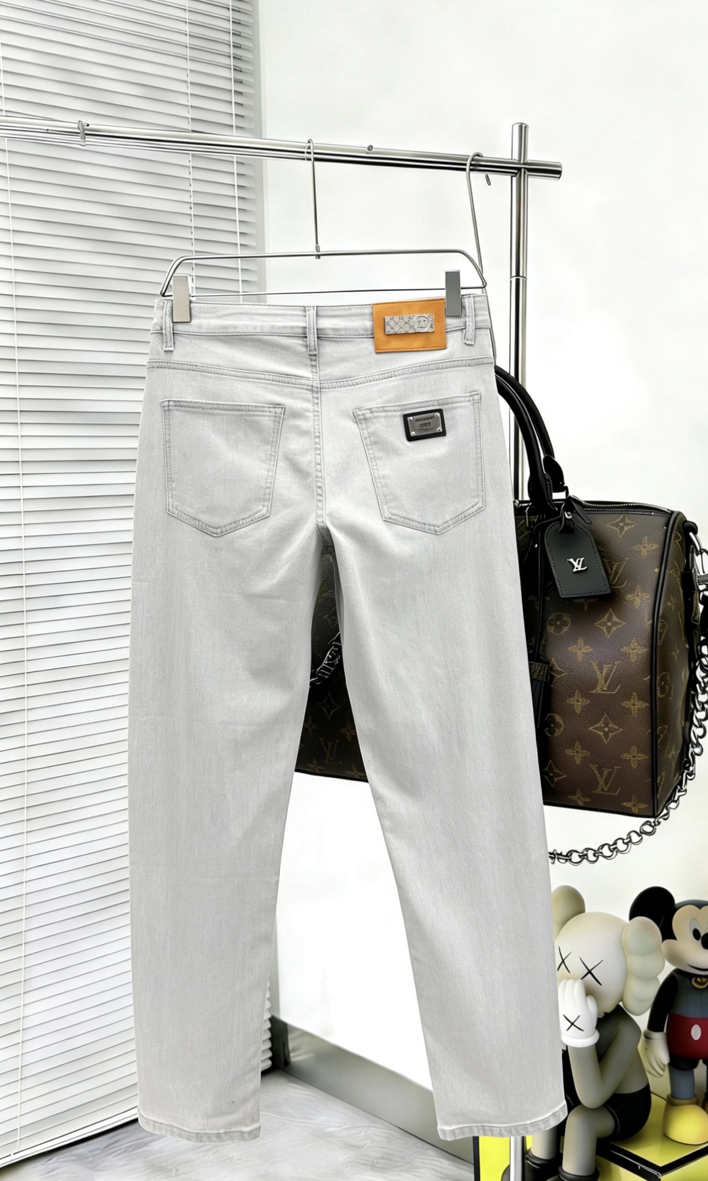 NO:877195,Paris' 2026 Spring and Summer Design Recommendations Hot-selling jeans with soft skin-friendly fabrics Luxurious first-layer cowhide waistband Customized fabrics Craftsmanship + washing Foreign trade quality details are handled in place Popular single color and versatile with a strong flavor Elastic slim fit Size.29-38,,jeans,cowhide,19860909巴黎‘’2026春夏设计推荐 热卖牛仔裤柔软亲肤面料 奢华头层牛皮腰牌 订制面料 工艺+洗水外贸品质感细节处理满满到位 爆单款色系百搭大牛味 弹力修身型 尺码.29-38,,jeans,cowhide,,Men's clothing