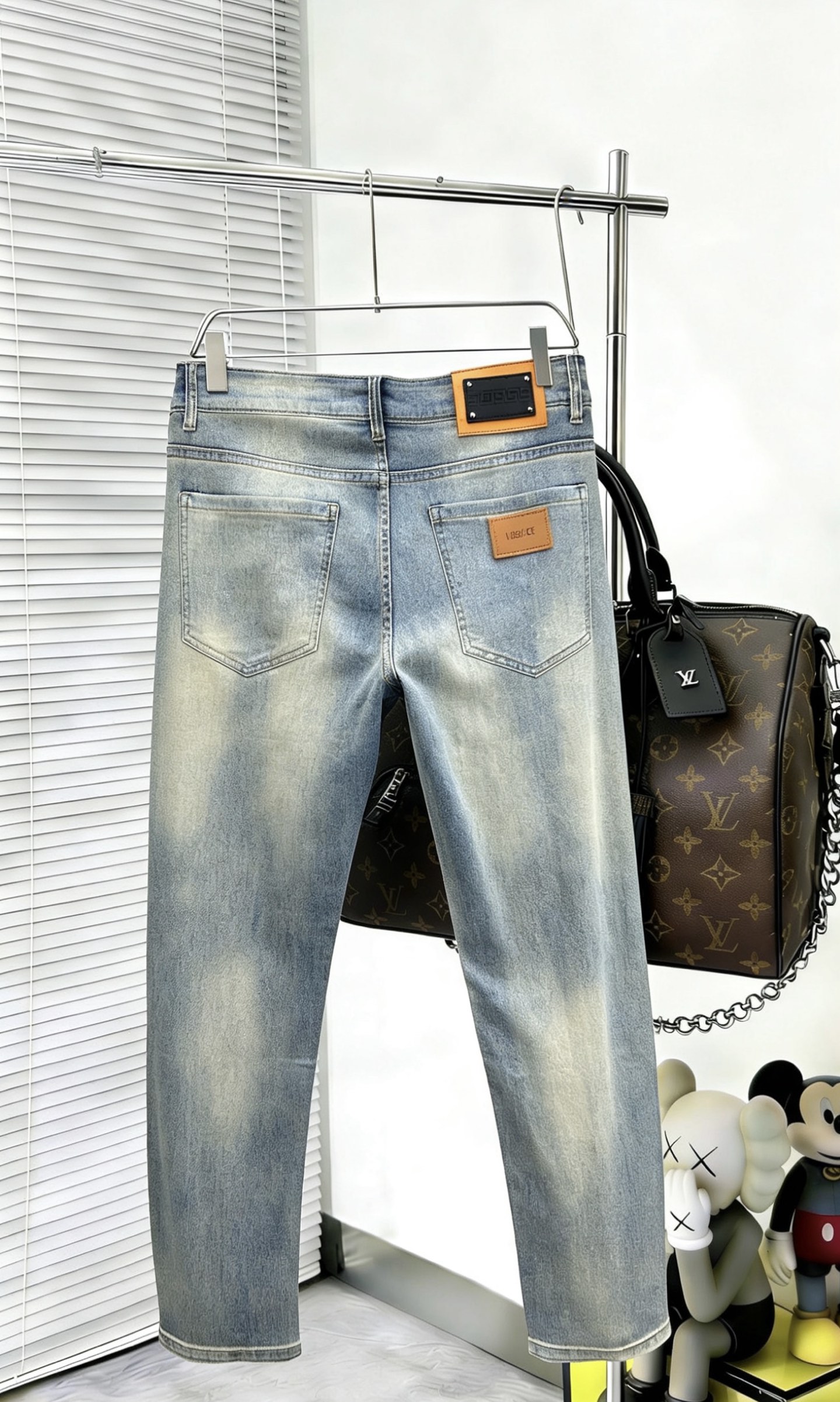 NO:877189,Versace's 2026 Spring and Summer Design Recommendations Hot-selling jeans with soft skin-friendly fabrics Luxurious first-layer cowhide waistband Customized fabrics Craftsmanship + washing Foreign trade quality details are handled in place Popular single color series Versatile and stylish Elastic slim fit Size.29-38,,versace,jeans,cowhide,19860909范思哲‘’2026春夏设计推荐 热卖牛仔裤柔软亲肤面料 奢华头层牛皮腰牌 订制面料 工艺+洗水外贸品质感细节处理满满到位 爆单款色系百搭大牛味 弹力修身型 尺码.29-38,,versace,jeans,cowhide,,Men's clothing