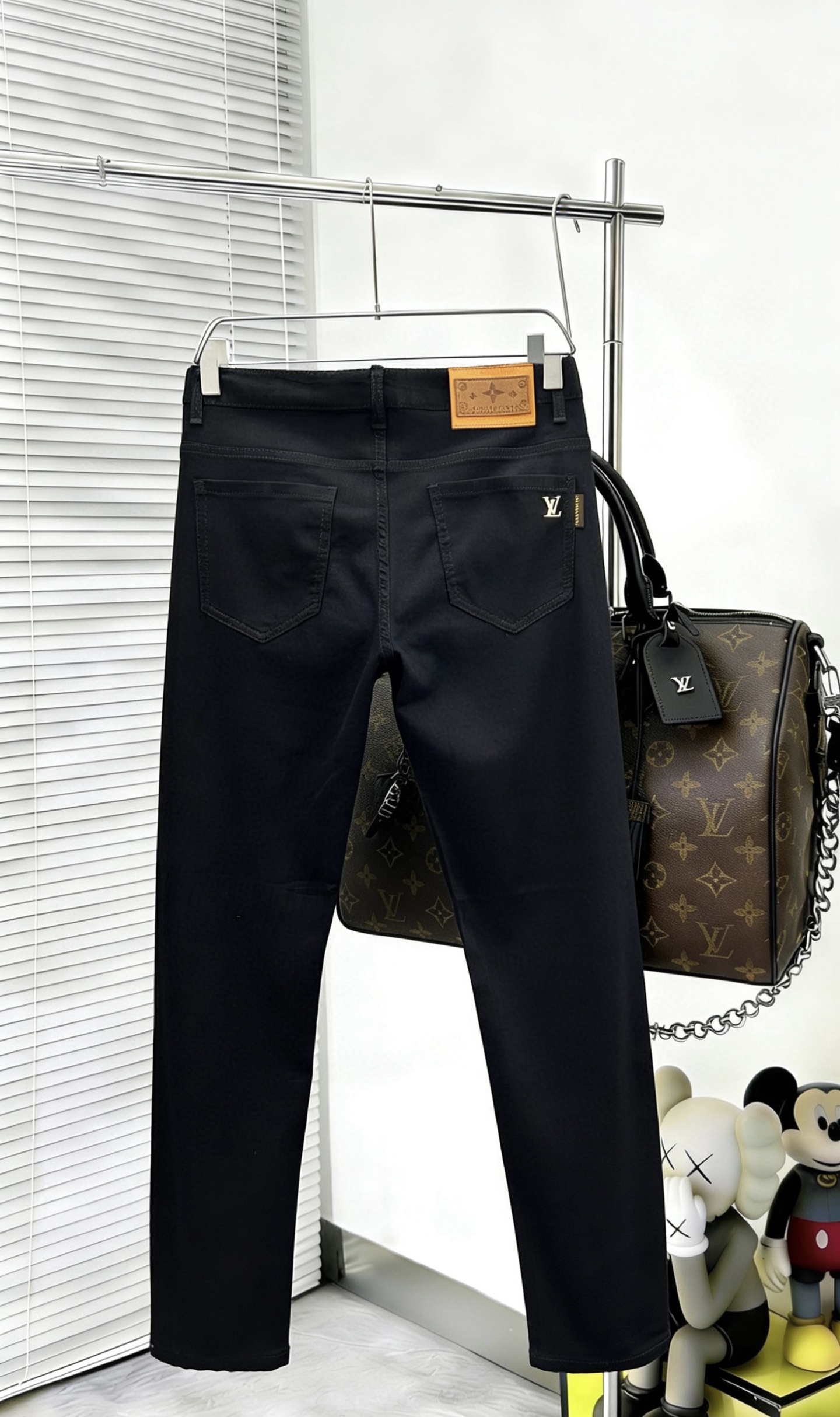 NO:877184,LV’s 2026 Spring and Summer Design Recommendations Hot-selling jeans with soft skin-friendly fabrics Luxurious first-layer cowhide waist tags Customized fabrics Craftsmanship + washing Foreign trade quality details are handled in place Popular single color series Versatile and stylish Elastic and slim fit Size.29-38,,louis vuitton,jeans,cowhide,19860909LV‘’2026春夏设计推荐 热卖牛仔裤柔软亲肤面料 奢华头层牛皮腰牌 订制面料 工艺+洗水外贸品质感细节处理满满到位 爆单款色系百搭大牛味 弹力修身型 尺码.29-38,,louis vuitton,jeans,cowhide,,Men's clothing