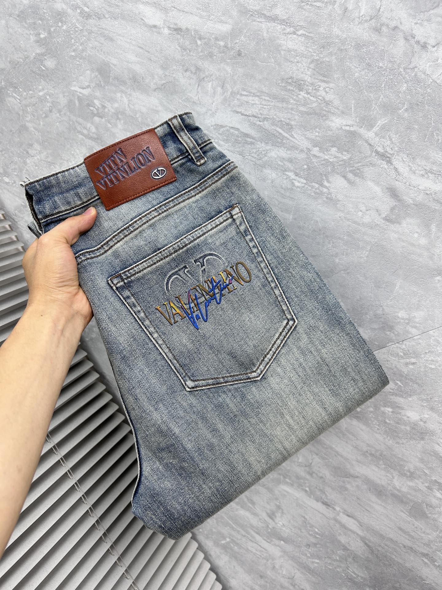 NO:871751,Valentino's new men's jeans. The fabric is comfortable and elastic. Exclusively available. Fashionable and elegant. Heavy craftsmanship design. Uses original color washing process. Selected imported heavy denim denim fabric. Customized hardware decoration. Exquisite stitching. All fine workmanship makes the whole pair of pants more stylish. Worth owning. Sizes 29--38,,valentino,jeans,19860909华伦天奴‘’新品男士牛仔裤 面料舒适弹性好.独家发售 时尚优雅 重工艺设计.采用原色水洗工艺 精选进口重磅丹宁牛仔面料 定制五金装饰 精致车线 所有精细做工让整条裤子的调性更上一层楼 值得拥有. 尺码29--38,,valentino,jeans,,Men's clothing