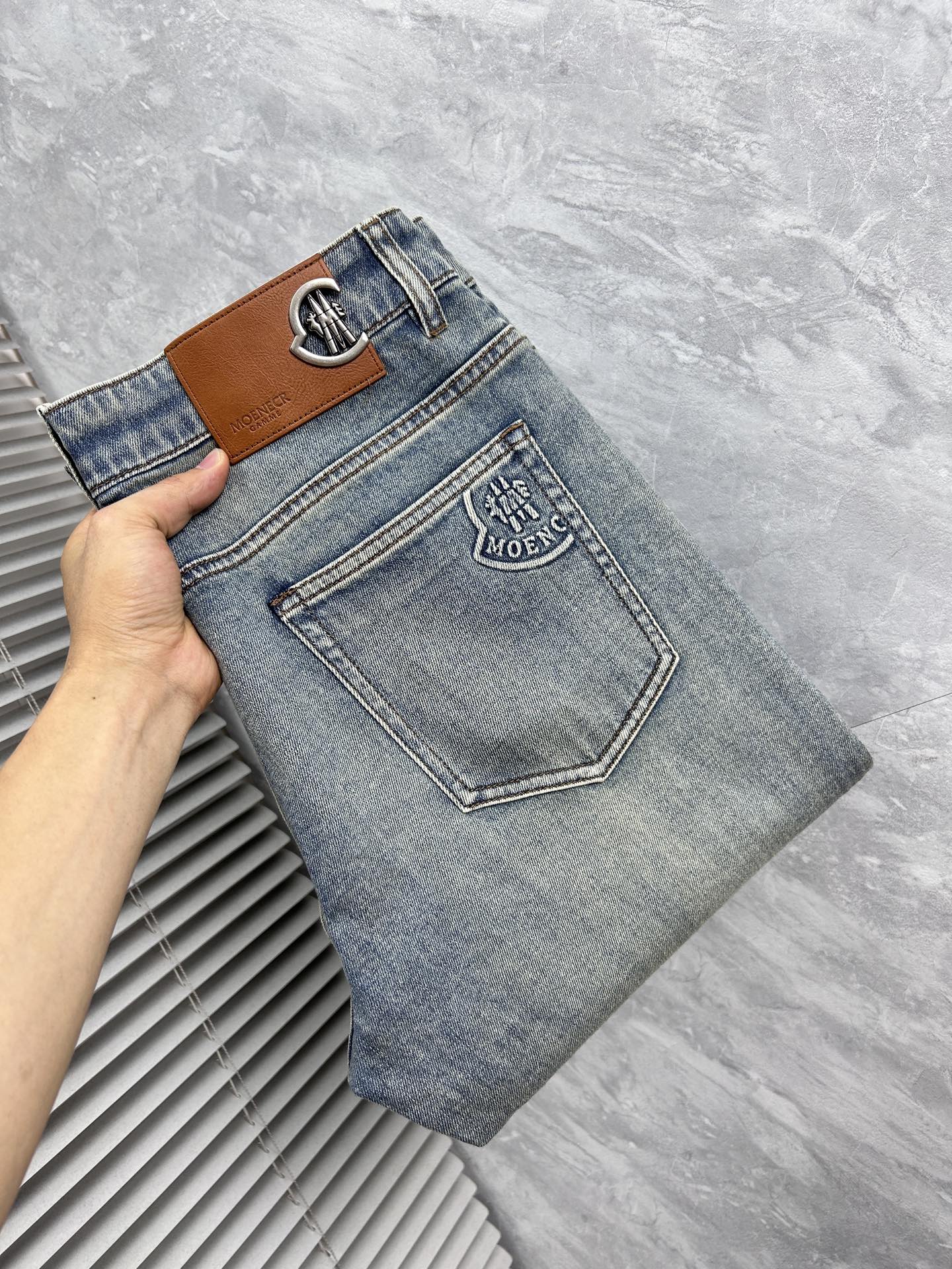 NO:871742,Men's new men's jeans are made of comfortable and elastic fabrics. Exclusively available. Fashionable and elegant. Designed with heavy craftsmanship. Using original color washing technology. Selected imported heavy denim denim fabrics. Customized hardware decoration. Exquisite stitching. All fine workmanship makes the whole pair of pants more stylish. Worth owning. Sizes 29--38,,Moncler,jeans,19860909蒙口‘’新品男士牛仔裤 面料舒适弹性好.独家发售 时尚优雅 重工艺设计.采用原色水洗工艺 精选进口重磅丹宁牛仔面料 定制五金装饰 精致车线 所有精细做工让整条裤子的调性更上一层楼 值得拥有. 尺码29--38,,Moncler,jeans,,Men's clothing