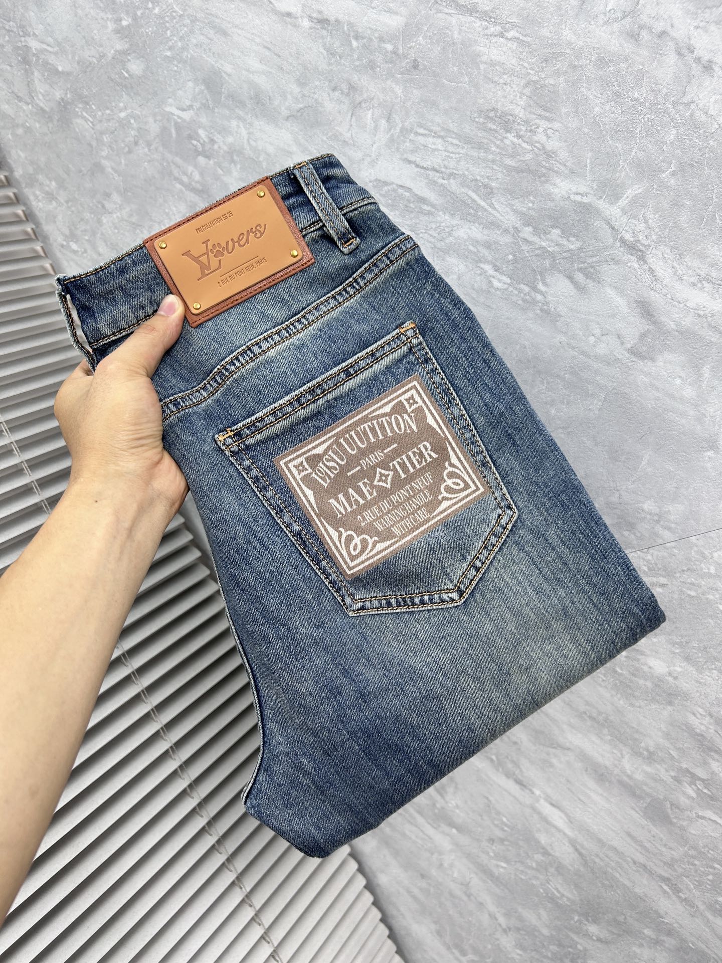 NO:871735,Louis Vuitton's new men's jeans. The fabric is comfortable and elastic. Exclusively available. Fashionable and elegant. Heavy craftsmanship design. Using original color washing process. Selected imported heavy denim denim fabric. Customized hardware decoration. Exquisite stitching. All the fine workmanship makes the whole pair of pants more stylish. Worth owning. Sizes 29--38,,louis vuitton,jeans,19860909路易威登‘’新品男士牛仔裤 面料舒适弹性好.独家发售 时尚优雅 重工艺设计.采用原色水洗工艺 精选进口重磅丹宁牛仔面料 定制五金装饰 精致车线 所有精细做工让整条裤子的调性更上一层楼 值得拥有. 尺码29--38,,louis vuitton,jeans,,Men's clothing