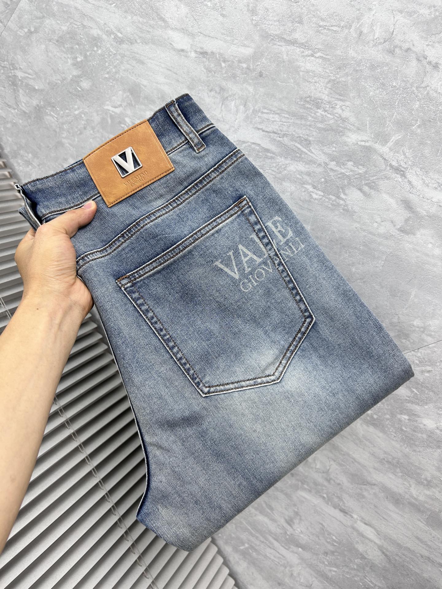 NO:871726,Valentino's new men's jeans. The fabric is comfortable and elastic. Exclusively available. Fashionable and elegant. Heavy craftsmanship design. Uses original color washing process. Selected imported heavy denim denim fabric. Customized hardware decoration. Exquisite stitching. All fine workmanship makes the whole pair of pants more stylish. Worth owning. Sizes 29--38,,valentino,jeans,19860909华伦天奴‘’新品男士牛仔裤 面料舒适弹性好.独家发售 时尚优雅 重工艺设计.采用原色水洗工艺 精选进口重磅丹宁牛仔面料 定制五金装饰 精致车线 所有精细做工让整条裤子的调性更上一层楼 值得拥有. 尺码29--38,,valentino,jeans,,Men's clothing