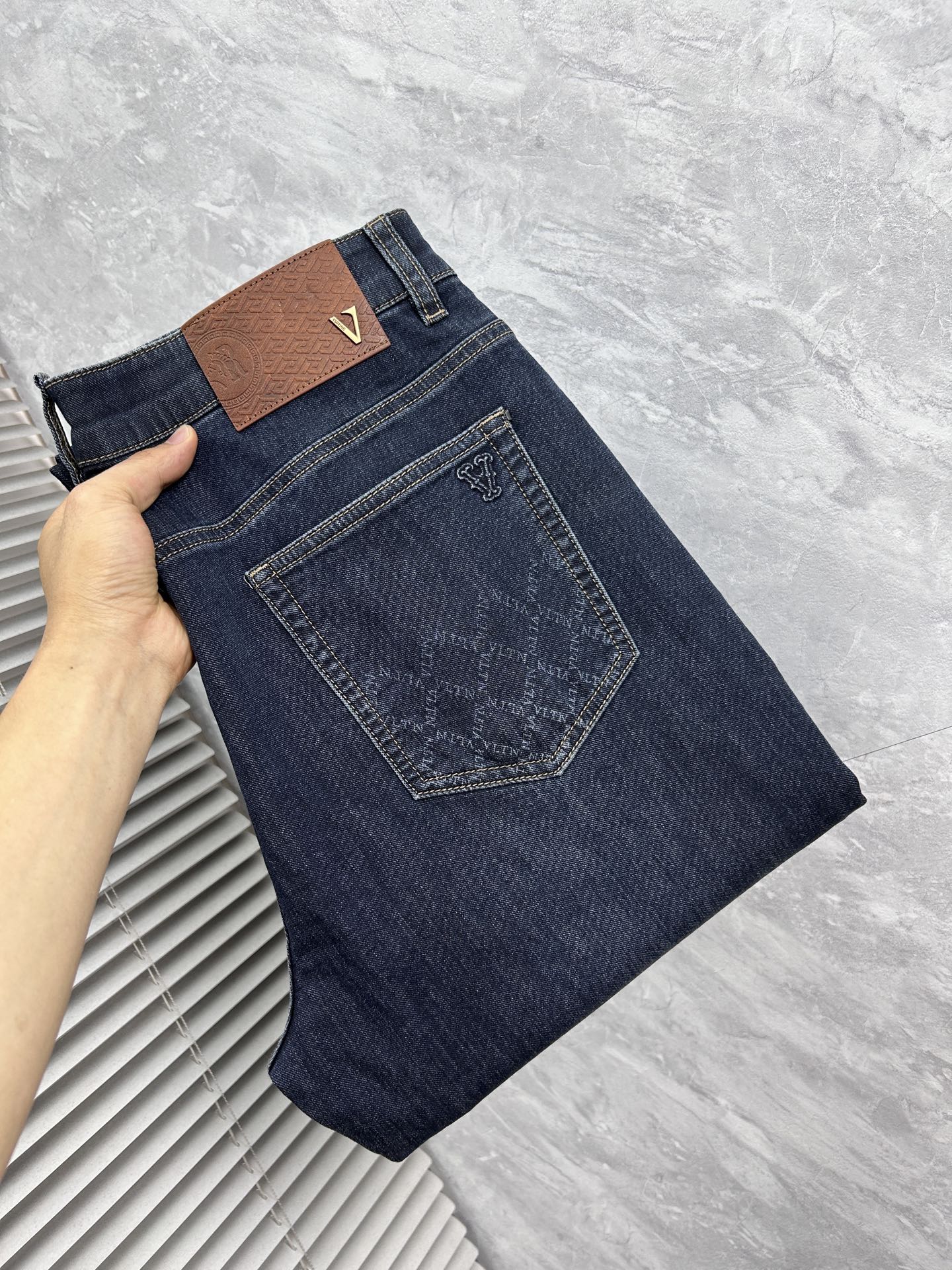 NO:914051,Valentino's new men's jeans. The fabric is comfortable and elastic. Exclusively available. Fashionable and elegant. Heavy craftsmanship design. Uses original color washing process. Selected imported heavy denim denim fabric. Customized hardware decoration. Exquisite stitching. All fine workmanship makes the whole pair of pants more stylish. Worth owning. Sizes 29--38,,valentino,jeans,19860909华伦天奴‘’新品男士牛仔裤 面料舒适弹性好.独家发售 时尚优雅 重工艺设计.采用原色水洗工艺 精选进口重磅丹宁牛仔面料 定制五金装饰 精致车线 所有精细做工让整条裤子的调性更上一层楼 值得拥有. 尺码29--38,,valentino,jeans,,Men's clothing