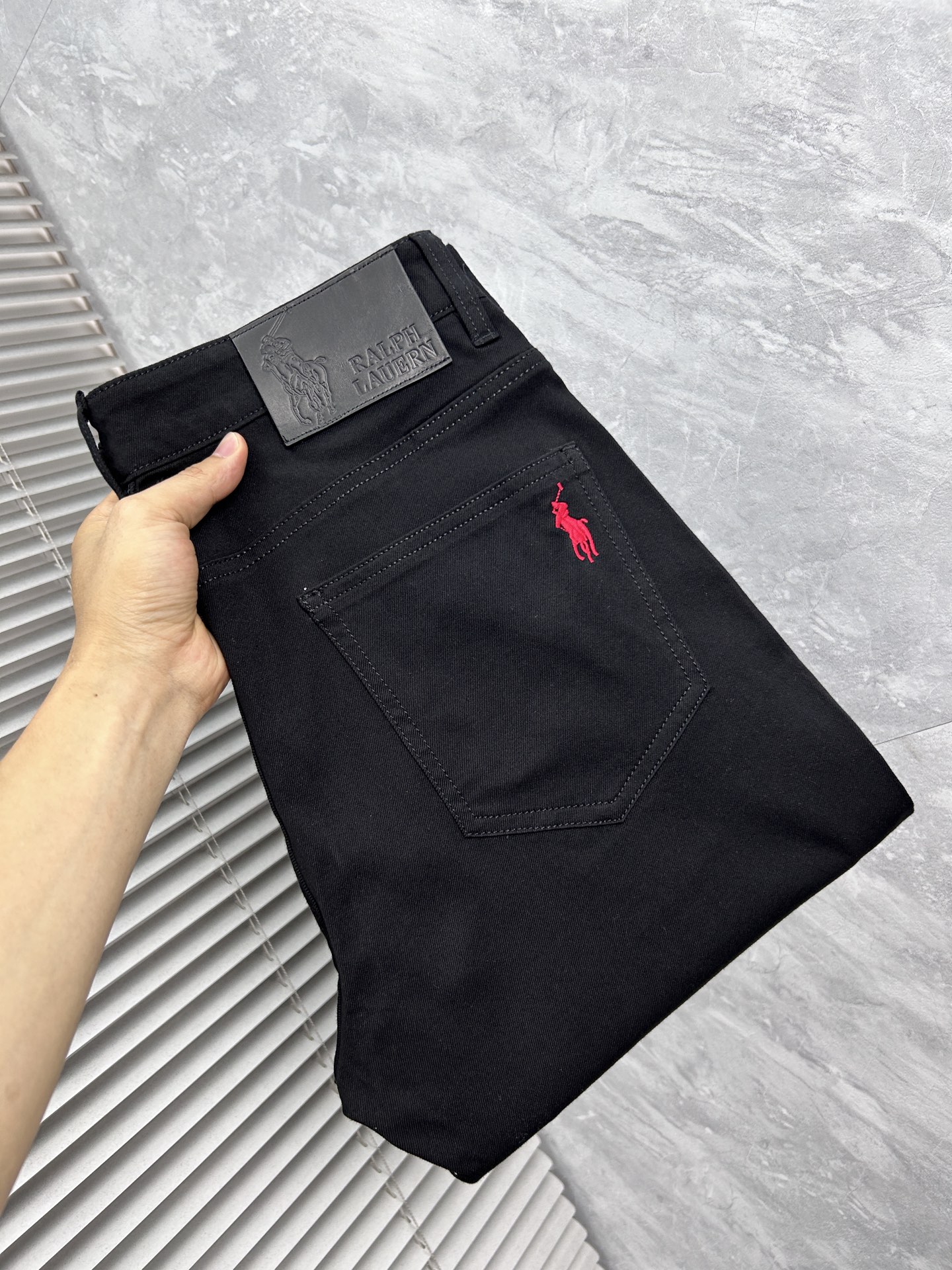 NO:871719,Paul's new men's jeans. The fabric is comfortable and elastic. Exclusively available. Fashionable and elegant. Heavy craftsmanship design. Using original color washing process. Selected imported heavy denim denim fabric. Customized hardware decoration. Exquisite stitching. All the fine workmanship makes the whole pair of pants more stylish. Worth owning. Size 29--38,,jeans,19860909保罗‘’新品男士牛仔裤 面料舒适弹性好.独家发售 时尚优雅 重工艺设计.采用原色水洗工艺 精选进口重磅丹宁牛仔面料 定制五金装饰 精致车线 所有精细做工让整条裤子的调性更上一层楼 值得拥有. 尺码29--38,,jeans,,Men's clothing