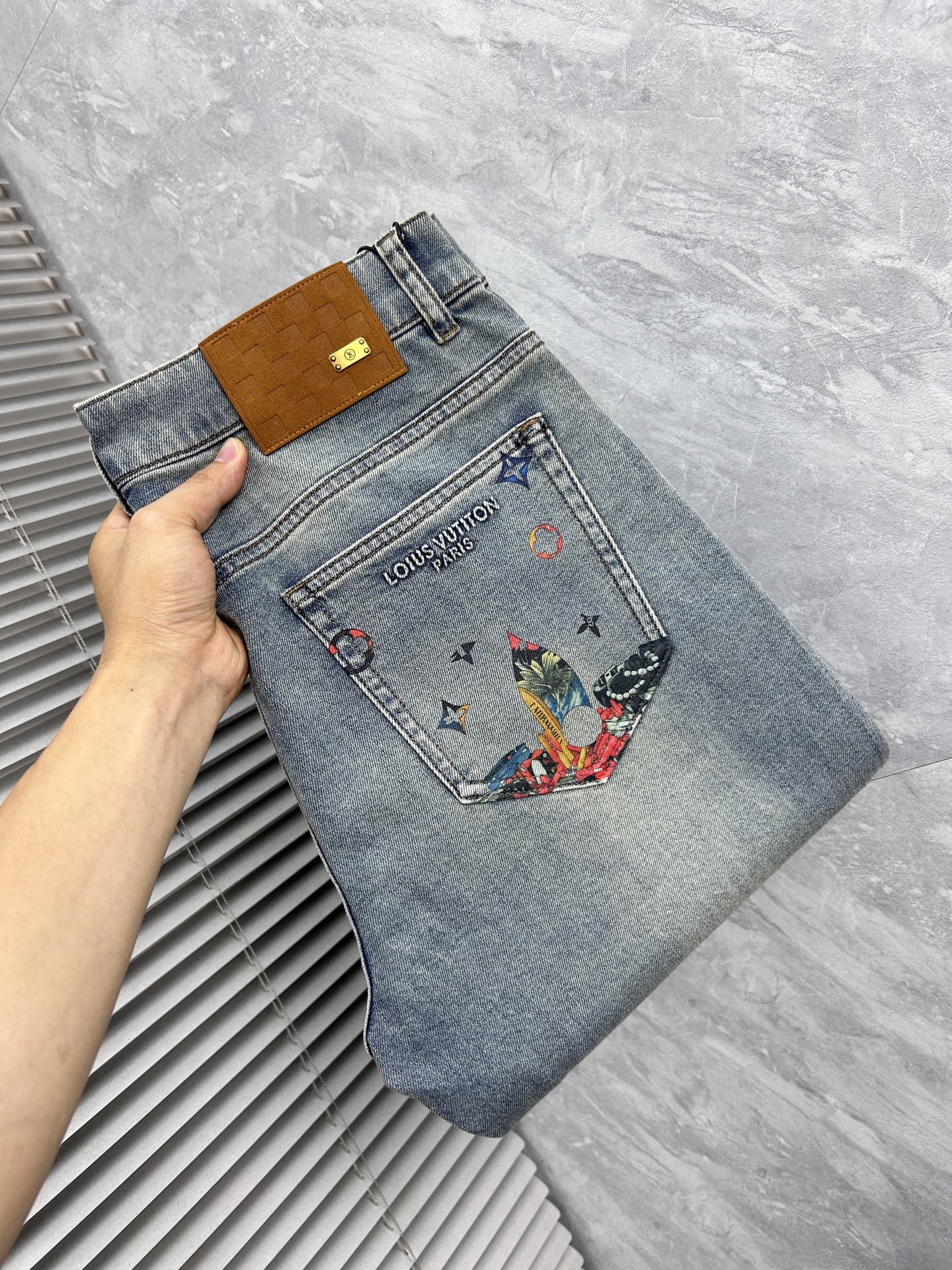 NO:914053,Louis Vuitton's new men's jeans. The fabric is comfortable and elastic. Exclusively available. Fashionable and elegant. Heavy craftsmanship design. Uses original color washing process. Selected imported heavy denim denim fabric. Customized hardware decoration. Exquisite stitching. All fine workmanship makes the whole pair of pants more stylish. Worth owning. Sizes 29--38,,louis vuitton,jeans,19860909路易威登‘’新品男士牛仔裤 面料舒适弹性好.独家发售 时尚优雅 重工艺设计.采用原色水洗工艺 精选进口重磅丹宁牛仔面料 定制五金装饰 精致车线 所有精细做工让整条裤子的调性更上一层楼 值得拥有. 尺码29--38,,louis vuitton,jeans,,Men's clothing