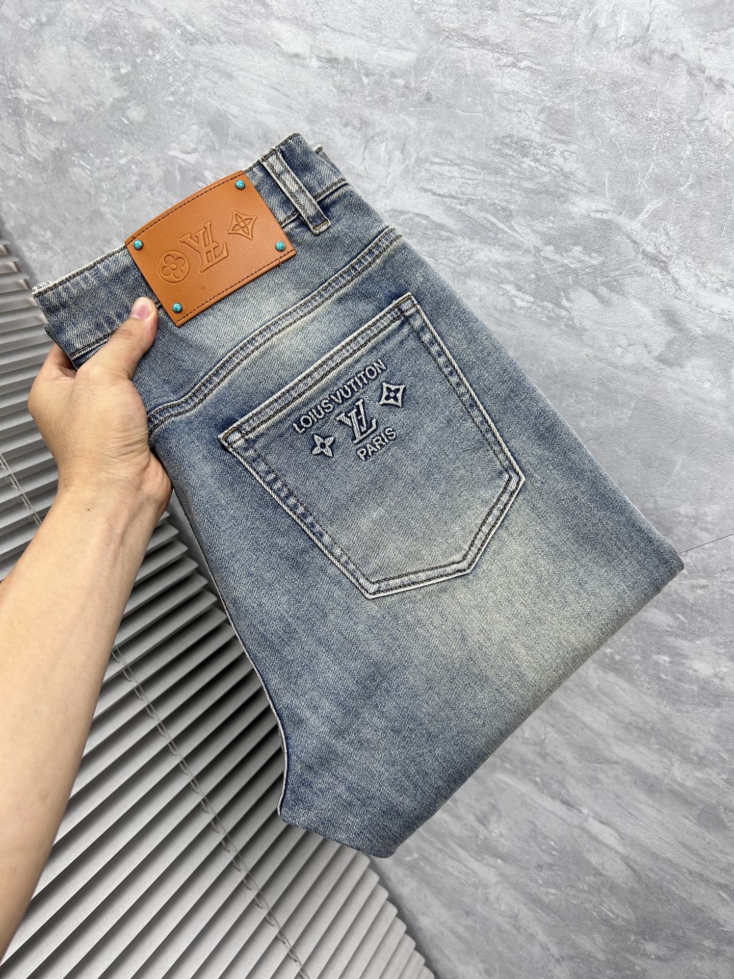 NO:871712,Louis Vuitton's new men's jeans. The fabric is comfortable and elastic. Exclusively available. Fashionable and elegant. Heavy craftsmanship design. Using original color washing process. Selected imported heavy denim denim fabric. Customized hardware decoration. Exquisite stitching. All the fine workmanship makes the whole pair of pants more stylish. Worth owning. Sizes 29--38,,louis vuitton,jeans,19860909路易威登‘’新品男士牛仔裤 面料舒适弹性好.独家发售 时尚优雅 重工艺设计.采用原色水洗工艺 精选进口重磅丹宁牛仔面料 定制五金装饰 精致车线 所有精细做工让整条裤子的调性更上一层楼 值得拥有. 尺码29--38,,louis vuitton,jeans,,Men's clothing