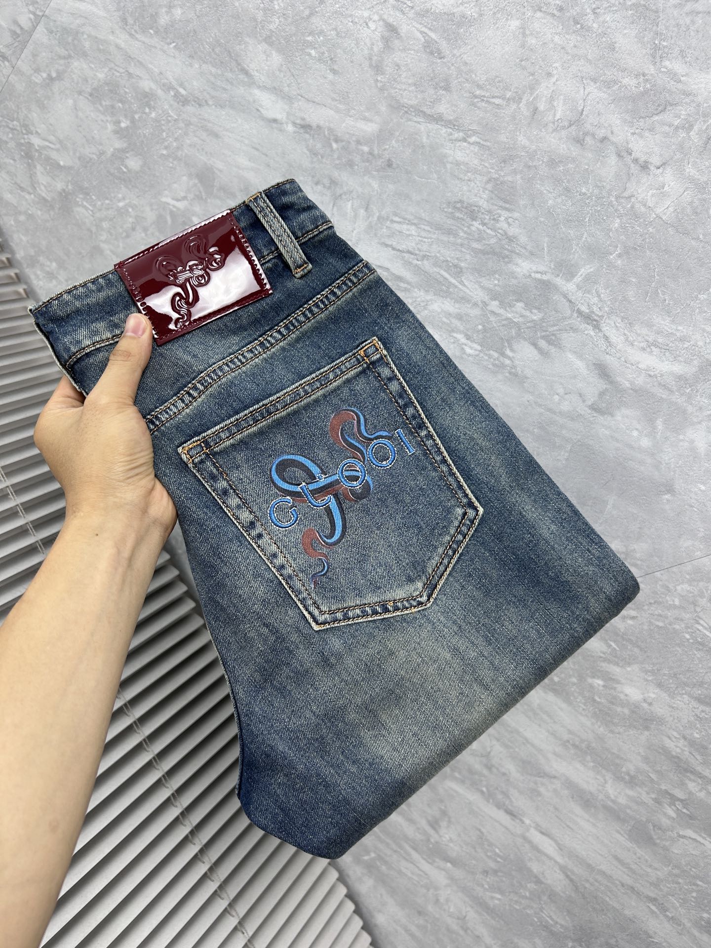 NO:871704,Gucci's new men's jeans. The fabric is comfortable and elastic. Exclusively available. Fashionable and elegant. Heavy craftsmanship design. Using original color washing process. Selected imported heavy denim denim fabric. Customized hardware decoration. Exquisite stitching. All the fine workmanship makes the whole pair of pants more stylish. Worth owning. Size 29--38,,jeans,19860909古奇‘’新品男士牛仔裤 面料舒适弹性好.独家发售 时尚优雅 重工艺设计.采用原色水洗工艺 精选进口重磅丹宁牛仔面料 定制五金装饰 精致车线 所有精细做工让整条裤子的调性更上一层楼 值得拥有. 尺码29--38,,jeans,,Men's clothing