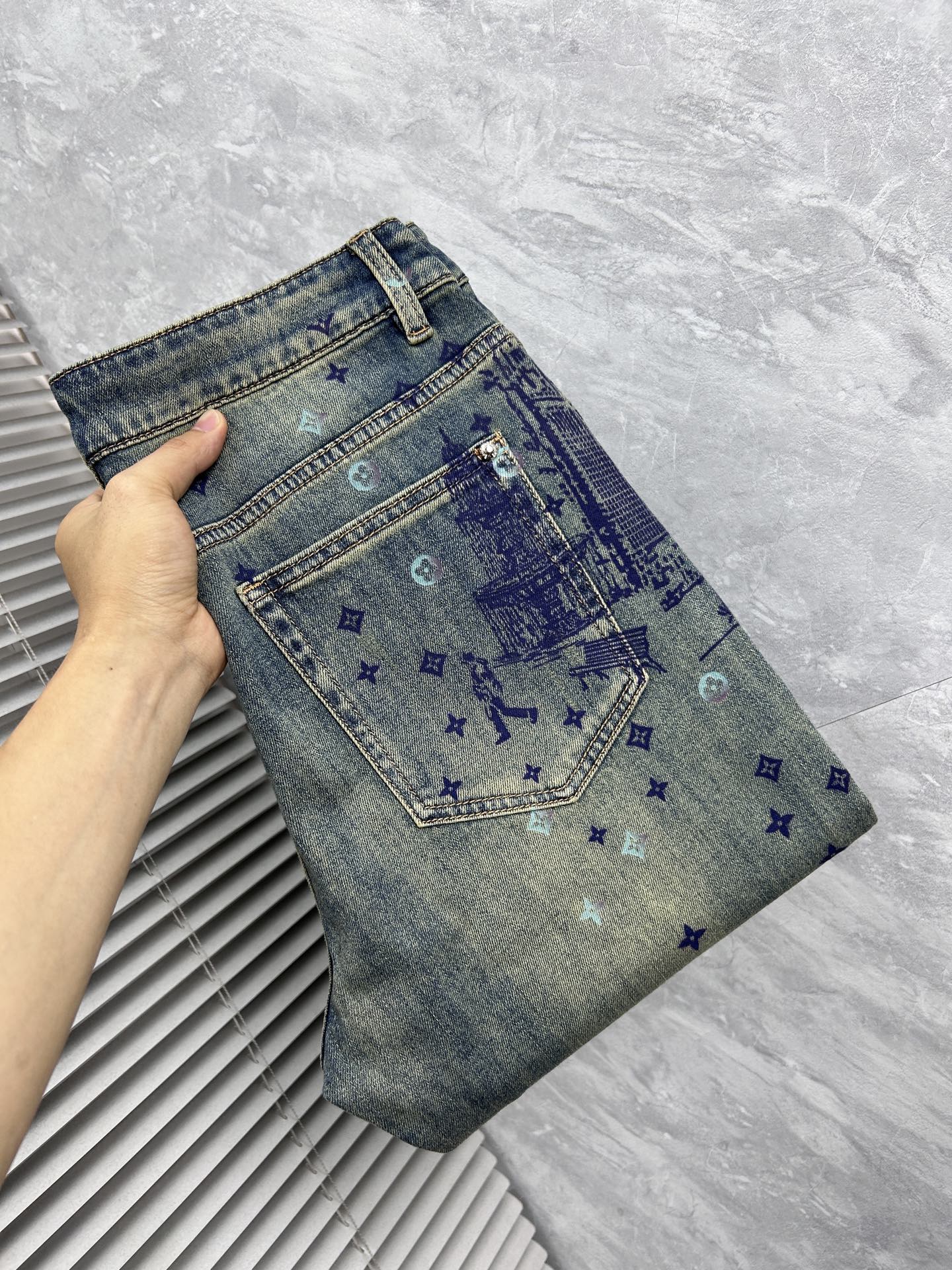 NO:871689,Louis Vuitton's new men's jeans. The fabric is comfortable and elastic. Exclusively available. Fashionable and elegant. Heavy craftsmanship design. Using original color washing process. Selected imported heavy denim denim fabric. Customized hardware decoration. Exquisite stitching. All the fine workmanship makes the whole pair of pants more stylish. Worth owning. Sizes 29--38,,louis vuitton,jeans,19860909路易威登‘’新品男士牛仔裤 面料舒适弹性好.独家发售 时尚优雅 重工艺设计.采用原色水洗工艺 精选进口重磅丹宁牛仔面料 定制五金装饰 精致车线 所有精细做工让整条裤子的调性更上一层楼 值得拥有. 尺码29--38,,louis vuitton,jeans,,Men's clothing