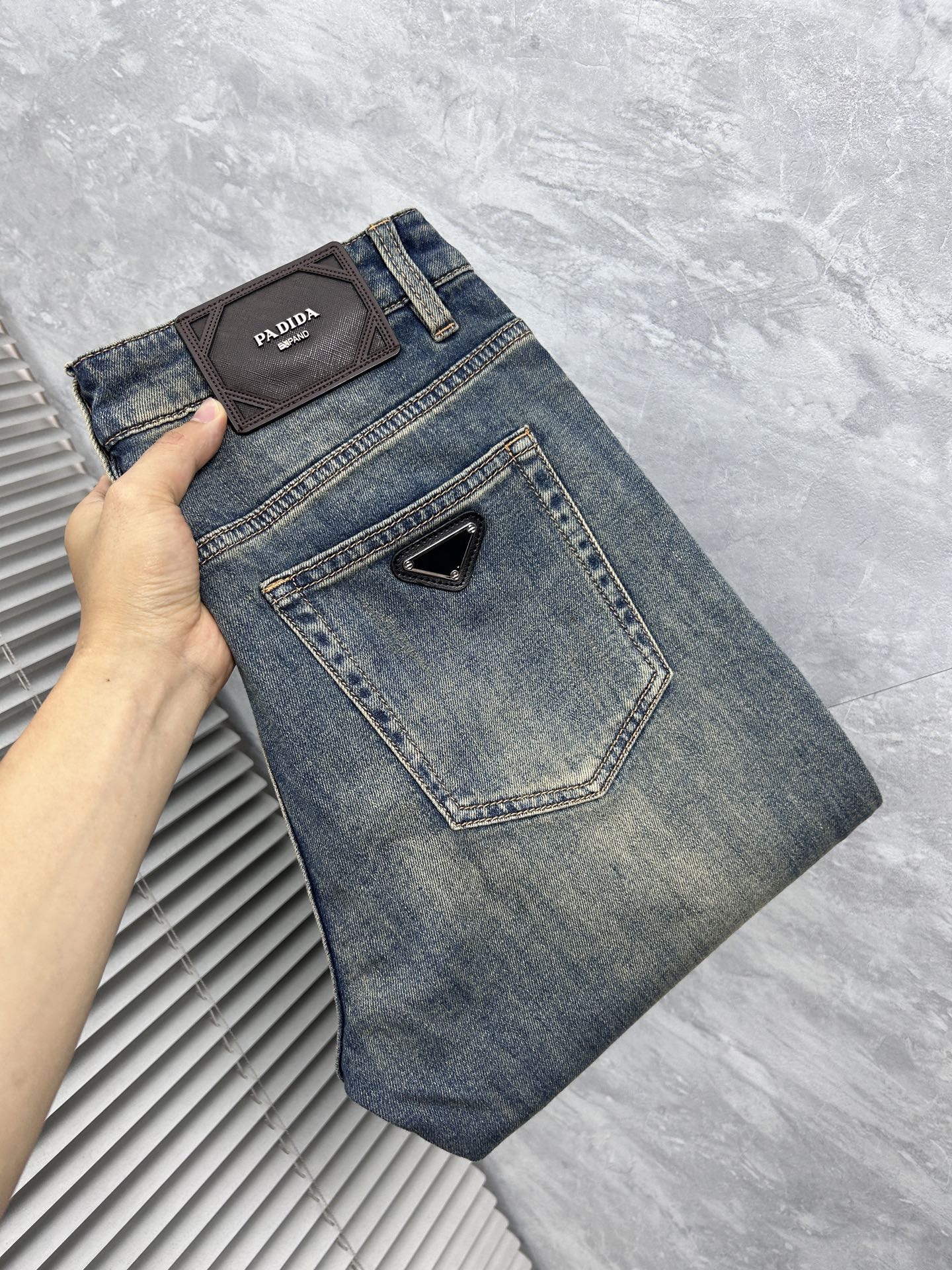 NO:871683,Prada's new men's jeans are made of comfortable and elastic fabrics. Exclusively available. Fashionable and elegant. Designed with heavy craftsmanship. Used original color washing process. Selected imported heavy denim denim fabric. Customized hardware decoration. Exquisite stitching. All fine workmanship makes the whole pair of pants more stylish. Worth owning. Sizes 29--38,, prada,jeans,19860909普拉达‘’新品男士牛仔裤 面料舒适弹性好.独家发售 时尚优雅 重工艺设计.采用原色水洗工艺 精选进口重磅丹宁牛仔面料 定制五金装饰 精致车线 所有精细做工让整条裤子的调性更上一层楼 值得拥有. 尺码29--38,,prada,jeans,,Men's clothing