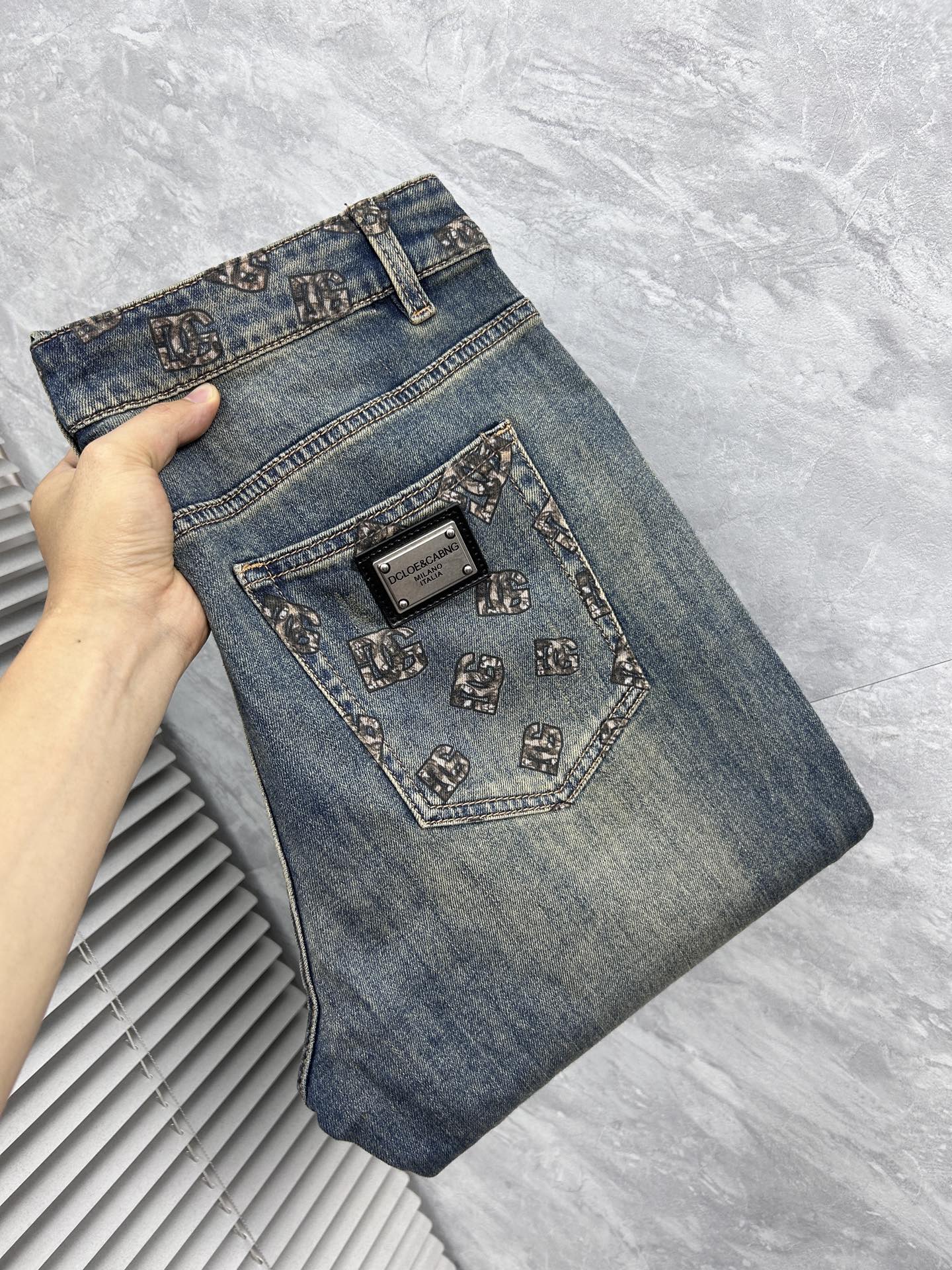 NO:871676,Dolce & Gabbana’s new men’s jeans. The fabric is comfortable and elastic. Exclusively available. Fashionable and elegant. Designed with heavy craftsmanship. Used original color washing process. Selected imported heavy denim denim fabric. Customized hardware decoration. Exquisite stitching. All fine workmanship makes the whole pair of pants more stylish. Worth owning. Sizes 29--38,,Dolce&Gabbana,jeans,19860909杜嘉班纳’新品男士牛仔裤 面料舒适弹性好.独家发售 时尚优雅 重工艺设计.采用原色水洗工艺 精选进口重磅丹宁牛仔面料 定制五金装饰 精致车线 所有精细做工让整条裤子的调性更上一层楼 值得拥有. 尺码29--38,,Dolce&Gabbana,jeans,,Men's clothing