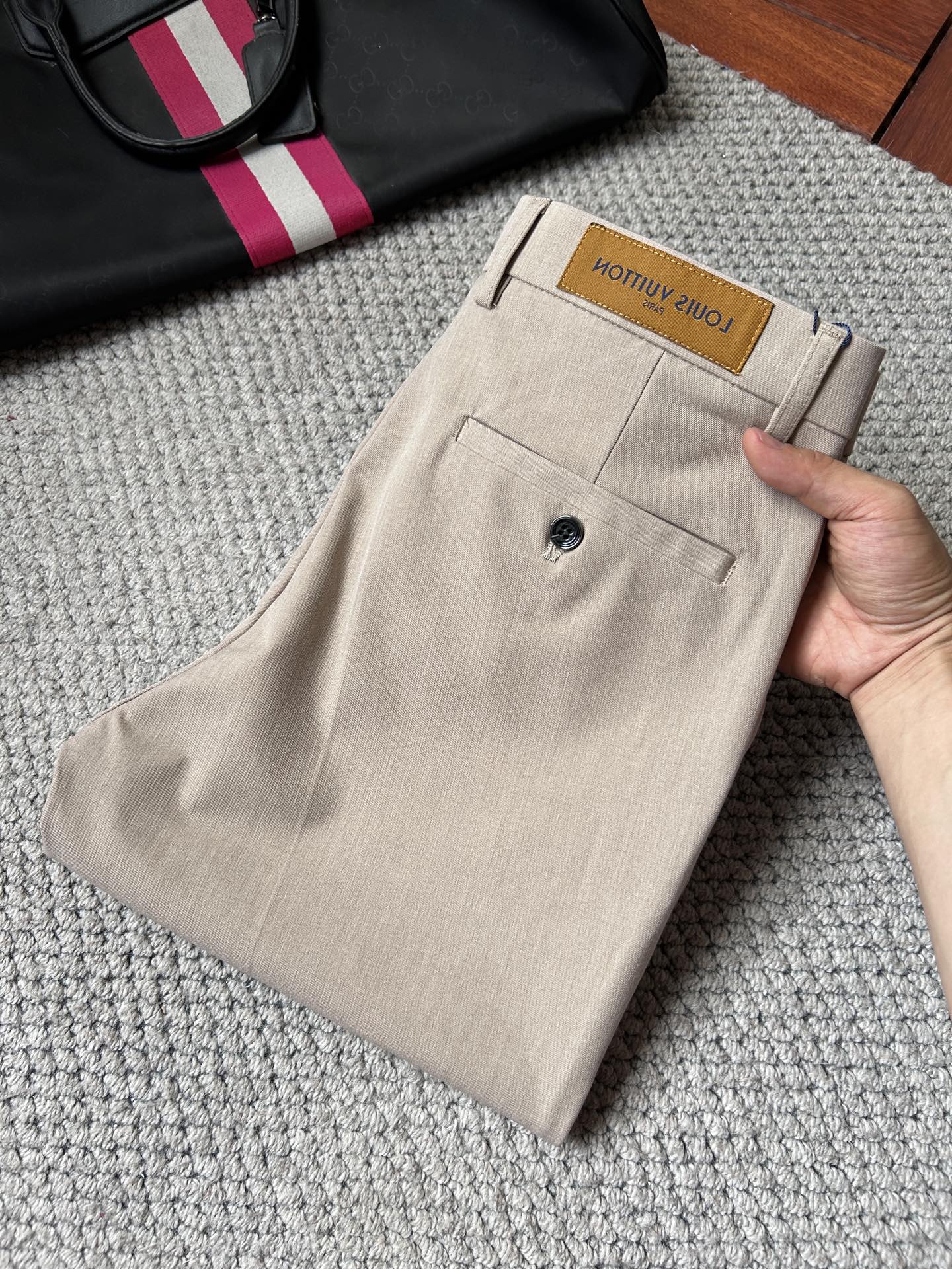 NO:863389,LV casual pants, trousers 2025SS autumn and winter new style, special fabric for advanced custom pants, customized original hardware, heavy craftsmanship, fine turning and routing, customized fabric, soft and comfortable, significant texture, exquisite accessories, great upper body effect, standard size 29-38, no 35,, louis vuitton,19860909LV 休闲裤 西裤2025SS秋冬新款 高级定制裤子专用面料 定制原版五金 重工工艺打造 车工走线精细 定制面料 柔软舒适 质感显著 辅料精美 上身效果超赞 标准尺码29-38,无35,,louis vuitton,,Men's clothing