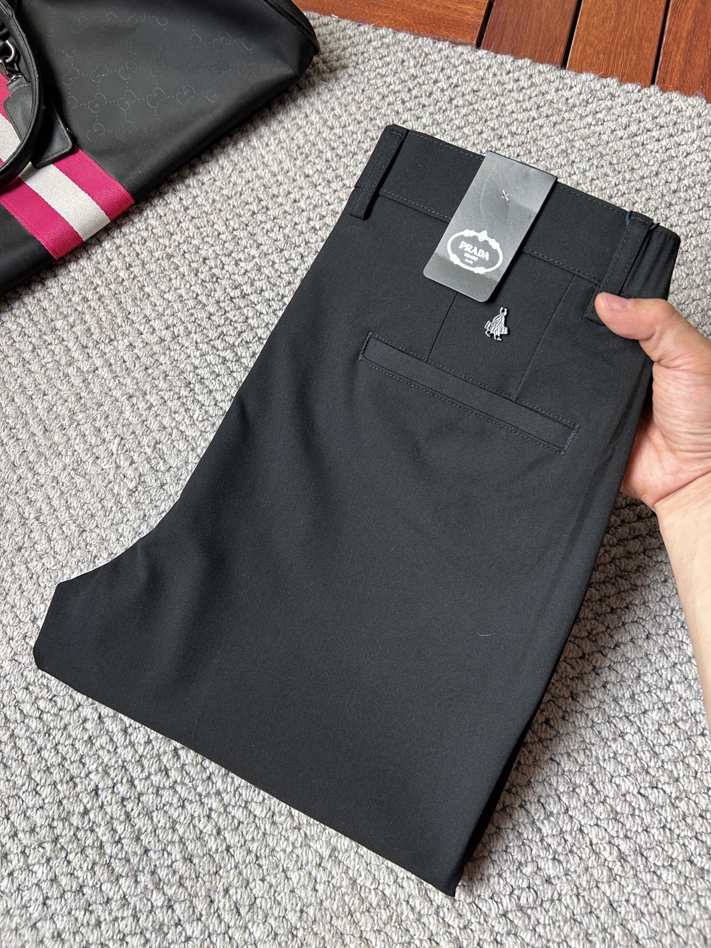 NO:863402,Prada casual pants, trousers 2025SS autumn and winter new style, special fabric for advanced custom pants, customized original hardware, heavy craftsmanship, fine turning and routing, customized fabric, soft and comfortable, significant texture, exquisite accessories, great upper body effect, standard size 29-38, no 35,, prada,19860909普拉达 休闲裤 西裤2025SS秋冬新款 高级定制裤子专用面料 定制原版五金 重工工艺打造 车工走线精细 定制面料 柔软舒适 质感显著 辅料精美 上身效果超赞 标准尺码29-38,无35,,prada,,Men's clothing
