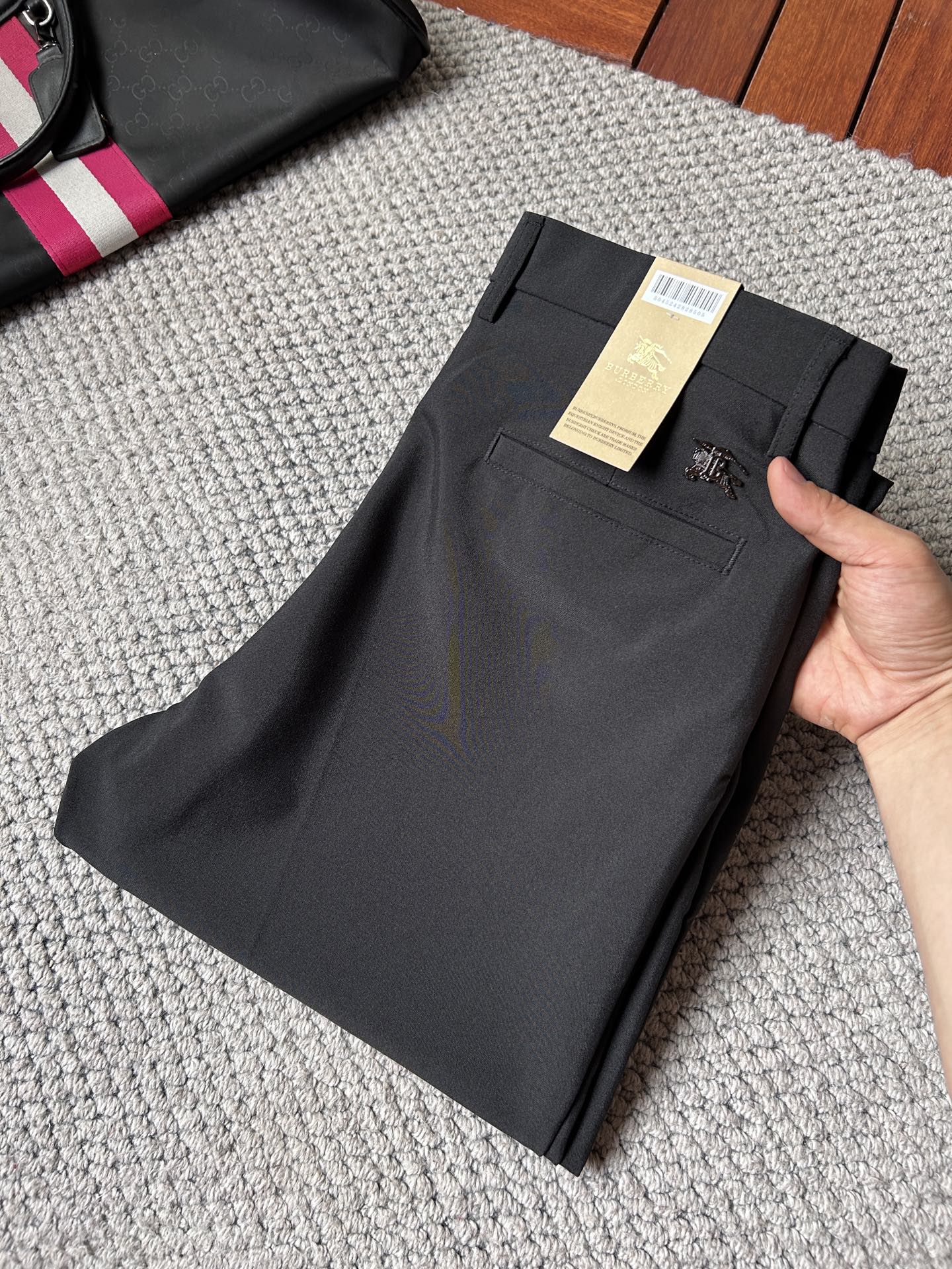 NO:863309,Burberry casual pants and trousers 2025SS autumn and winter new style, special fabric for advanced custom pants, customized original hardware, heavy craftsmanship, fine lathe routing, customized fabric, soft and comfortable, significant texture, exquisite accessories, great upper body effect, standard size 29-38, no 35,, burberry,19860909巴宝莉 休闲裤 西裤2025SS秋冬新款 高级定制裤子专用面料 定制原版五金 重工工艺打造 车工走线精细 定制面料 柔软舒适 质感显著 辅料精美 上身效果超赞 标准尺码29-38,无35,,burberry,,Men's clothing