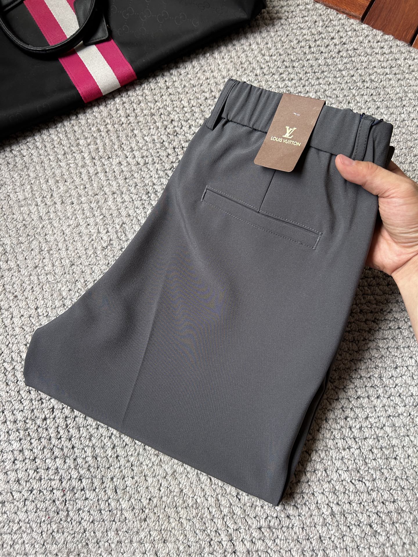 NO:863341,LV casual pants, trousers 2025SS autumn and winter new style, special fabric for advanced custom pants, customized original hardware, heavy craftsmanship, fine turning and routing, customized fabric, soft and comfortable, significant texture, exquisite accessories, great upper body effect, standard size 29-38, no 35,, louis vuitton,19860909LV 休闲裤 西裤2025SS秋冬新款 高级定制裤子专用面料 定制原版五金 重工工艺打造 车工走线精细 定制面料 柔软舒适 质感显著 辅料精美 上身效果超赞 标准尺码29-38,无35,,louis vuitton,,Men's clothing
