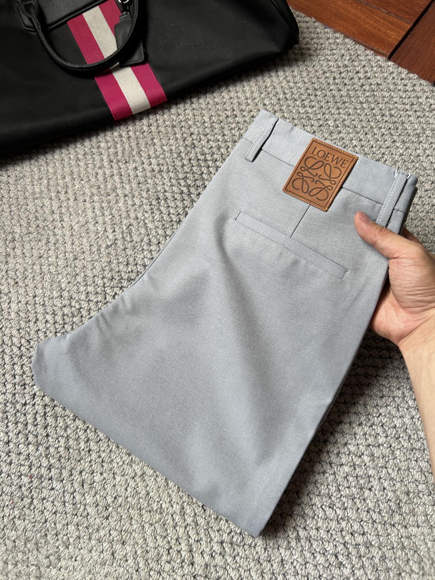NO:863354,Loewe casual pants, trousers 2025SS autumn and winter new style, special fabric for advanced custom pants, customized original hardware, heavy craftsmanship, fine lathe routing, customized fabric, soft and comfortable, significant texture, exquisite accessories, great upper body effect, standard size 29-38, no 35,, loewe,19860909罗意威 休闲裤 西裤2025SS秋冬新款 高级定制裤子专用面料 定制原版五金 重工工艺打造 车工走线精细 定制面料 柔软舒适 质感显著 辅料精美 上身效果超赞 标准尺码29-38,无35,,loewe,,Men's clothing