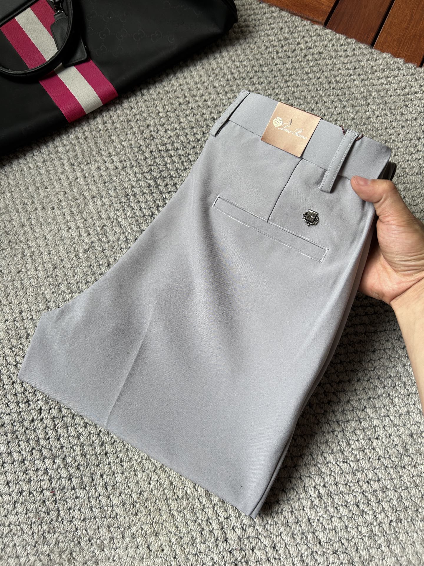 NO:863367,LP casual pants, 2025SS new autumn and winter trousers, special fabric for advanced custom trousers, customized original hardware, heavy craftsmanship, fine turning and routing, customized fabric, soft and comfortable, significant texture, exquisite accessories, great upper body effect, standard size 29-38, no 35,,loro piana,19860909LP休闲裤 西裤2025SS秋冬新款 高级定制裤子专用面料 定制原版五金 重工工艺打造 车工走线精细 定制面料 柔软舒适 质感显著 辅料精美 上身效果超赞 标准尺码29-38,无35,,loro piana,,Men's clothing