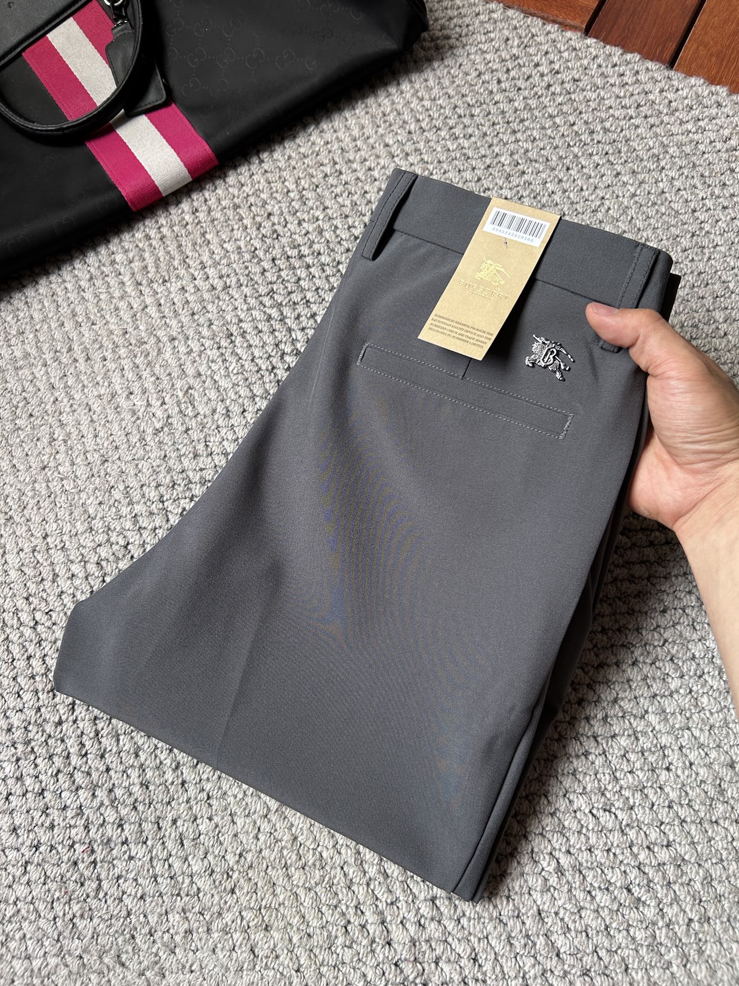 NO:863390,Burberry casual pants and trousers 2025SS autumn and winter new style, special fabric for advanced custom pants, customized original hardware, heavy craftsmanship, fine lathe routing, customized fabric, soft and comfortable, significant texture, exquisite accessories, great upper body effect, standard size 29-38, no 35,, burberry,19860909巴宝莉 休闲裤 西裤2025SS秋冬新款 高级定制裤子专用面料 定制原版五金 重工工艺打造 车工走线精细 定制面料 柔软舒适 质感显著 辅料精美 上身效果超赞 标准尺码29-38,无35,,burberry,,Men's clothing