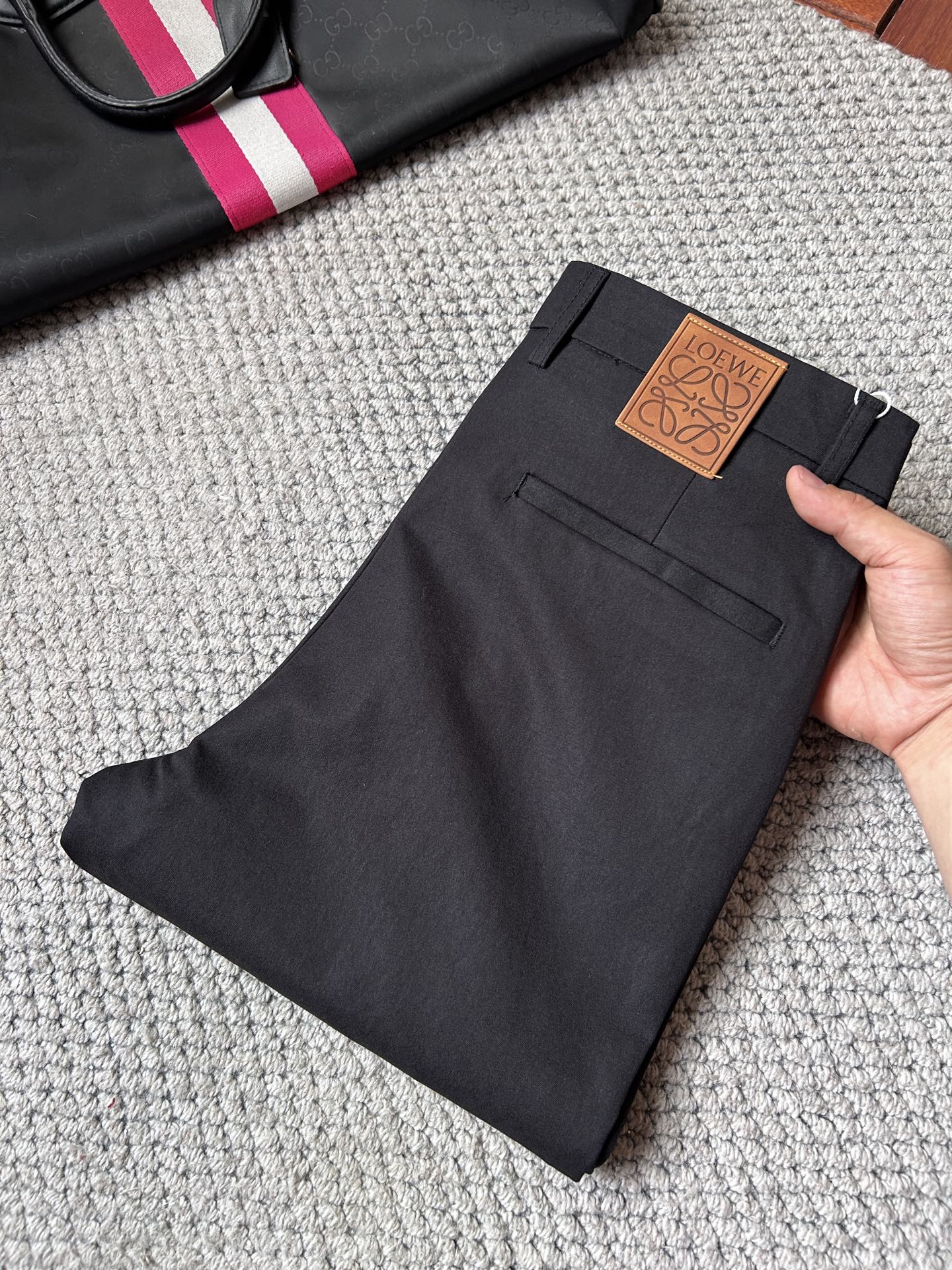 NO:863298,Loewe casual pants, 2025SS new autumn and winter trousers, special fabric for advanced custom trousers, customized original hardware, heavy craftsmanship, fine lathe routing, customized fabric, soft and comfortable, significant texture, exquisite accessories, great upper body effect, standard size 29-38, no 35,,loewe,19860909罗意威休闲裤 西裤2025SS秋冬新款 高级定制裤子专用面料 定制原版五金 重工工艺打造 车工走线精细 定制面料 柔软舒适 质感显著 辅料精美 上身效果超赞 标准尺码29-38,无35,,loewe,,Men's clothing