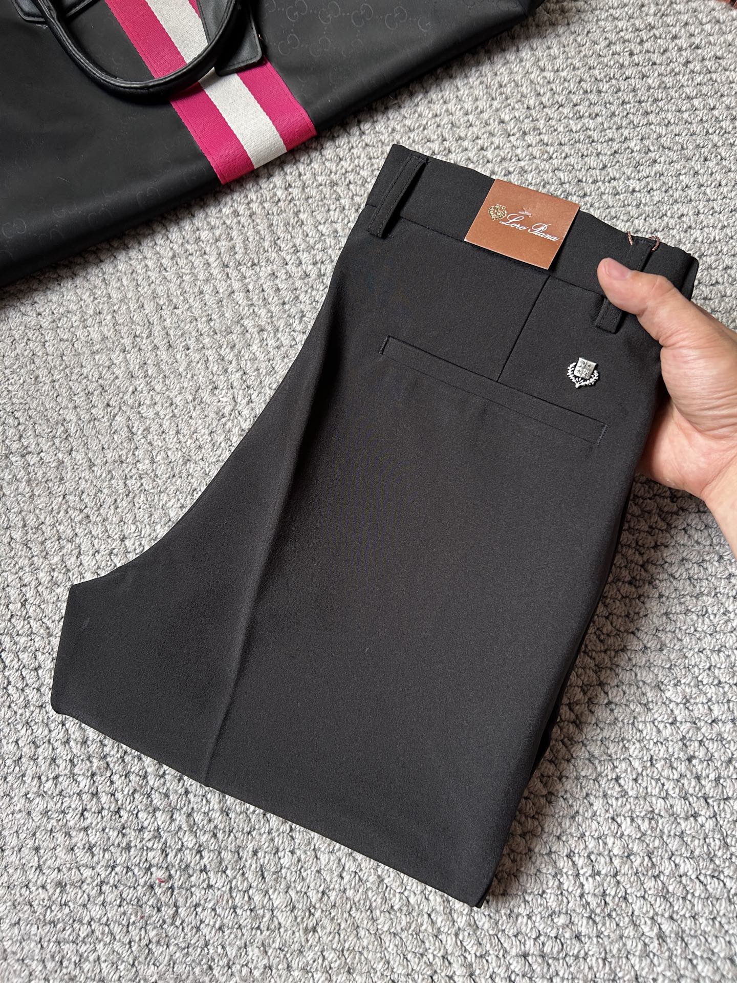 NO:863310,LP casual pants, 2025SS new autumn and winter trousers, special fabric for advanced custom trousers, customized original hardware, heavy craftsmanship, fine turning and routing, customized fabric, soft and comfortable, significant texture, exquisite accessories, great upper body effect, standard size 29-38, no 35,,loro piana,19860909LP休闲裤 西裤2025SS秋冬新款 高级定制裤子专用面料 定制原版五金 重工工艺打造 车工走线精细 定制面料 柔软舒适 质感显著 辅料精美 上身效果超赞 标准尺码29-38,无35,,loro piana,,Men's clothing