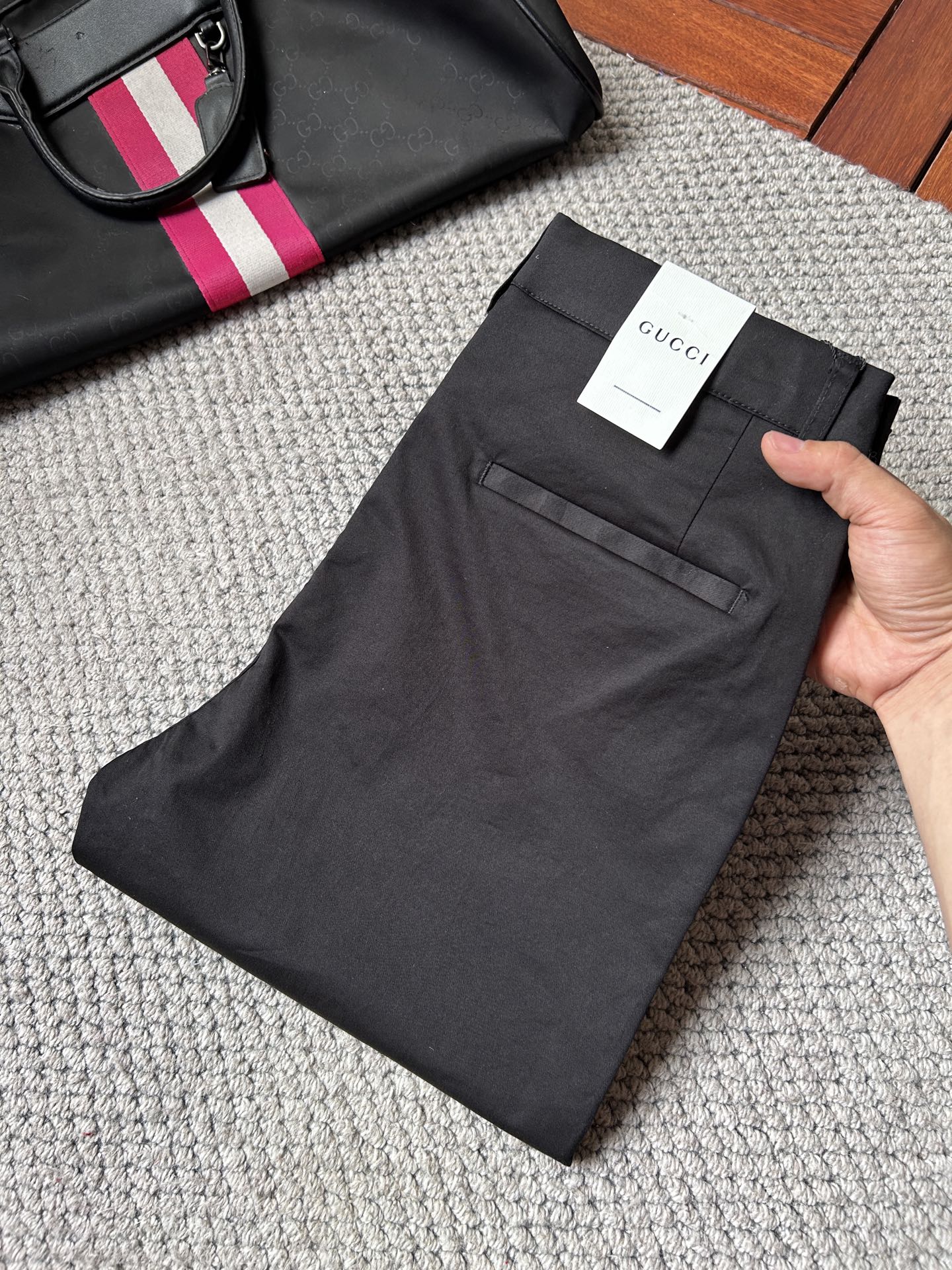 NO:863333,Gucci casual pants, trousers 2025SS autumn and winter new style, special fabric for advanced custom pants, customized original hardware, heavy craftsmanship, fine lathe wiring, customized fabric, soft and comfortable, significant texture, exquisite accessories, great upper body effect, standard size 29-38, no 35,,19860909古奇 休闲裤 西裤2025SS秋冬新款 高级定制裤子专用面料 定制原版五金 重工工艺打造 车工走线精细 定制面料 柔软舒适 质感显著 辅料精美 上身效果超赞 标准尺码29-38,无35,,,Men's clothing