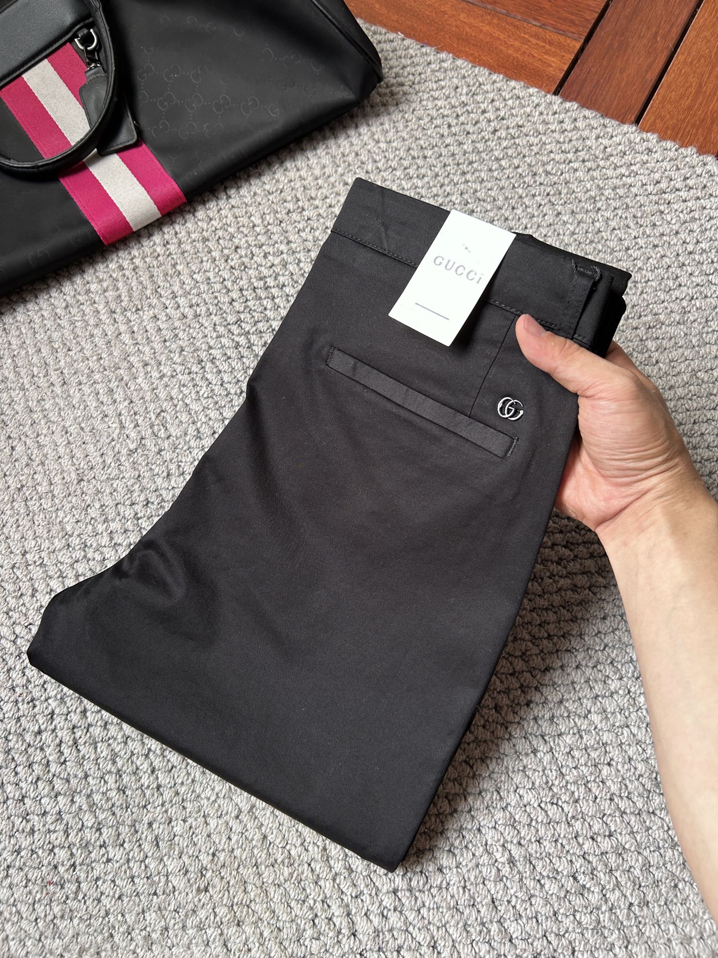 NO:863355,Gucci casual pants, trousers 2025SS autumn and winter new style, special fabric for advanced custom pants, customized original hardware, heavy craftsmanship, fine lathe wiring, customized fabric, soft and comfortable, significant texture, exquisite accessories, great upper body effect, standard size 29-38, no 35,,19860909古奇 休闲裤 西裤2025SS秋冬新款 高级定制裤子专用面料 定制原版五金 重工工艺打造 车工走线精细 定制面料 柔软舒适 质感显著 辅料精美 上身效果超赞 标准尺码29-38,无35,,,Men's clothing
