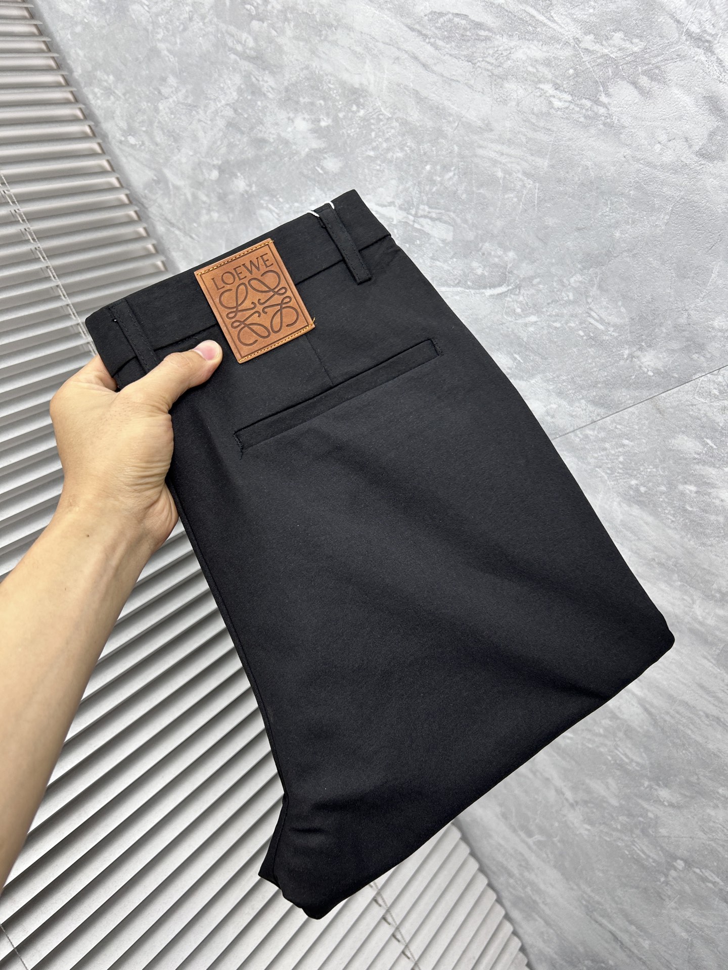 NO:865202,Loewe casual pants, trousers 2025SS autumn and winter new style, special fabric for advanced custom pants, customized original hardware, heavy craftsmanship, fine lathe routing, customized fabric, soft and comfortable, significant texture, exquisite accessories, great upper body effect, standard size 29-38, no 35,, loewe,19860909罗意威 休闲裤 西裤2025SS秋冬新款 高级定制裤子专用面料 定制原版五金 重工工艺打造 车工走线精细 定制面料 柔软舒适 质感显著 辅料精美 上身效果超赞 标准尺码29-38,无35,,loewe,,Men's clothing