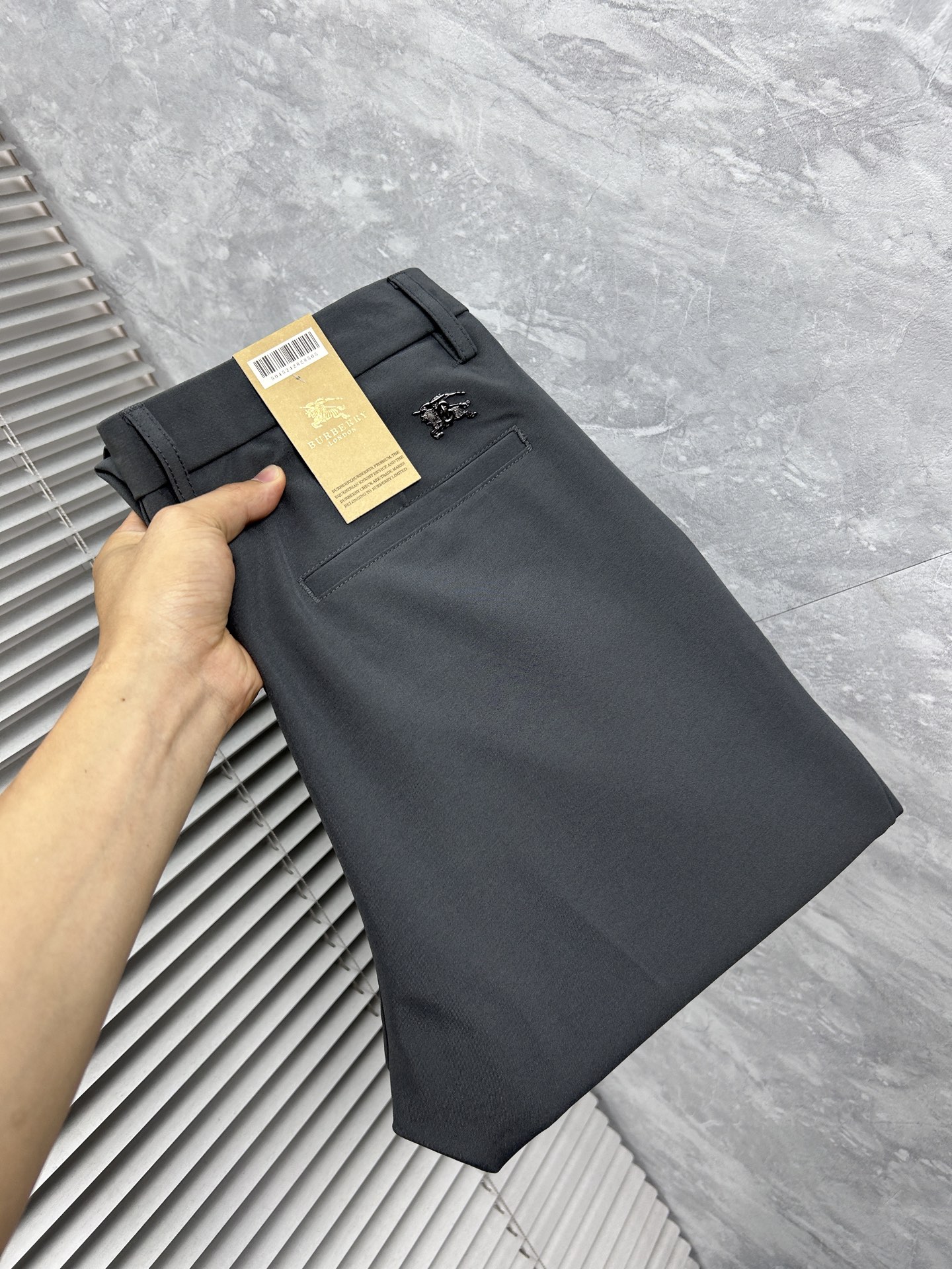 NO:865227,Burberry casual pants and trousers 2025SS autumn and winter new style, special fabric for advanced custom pants, customized original hardware, heavy craftsmanship, fine lathe routing, customized fabric, soft and comfortable, significant texture, exquisite accessories, great upper body effect, standard size 29-38, no 35,, burberry,19860909巴宝莉 休闲裤 西裤2025SS秋冬新款 高级定制裤子专用面料 定制原版五金 重工工艺打造 车工走线精细 定制面料 柔软舒适 质感显著 辅料精美 上身效果超赞 标准尺码29-38,无35,,burberry,,Men's clothing