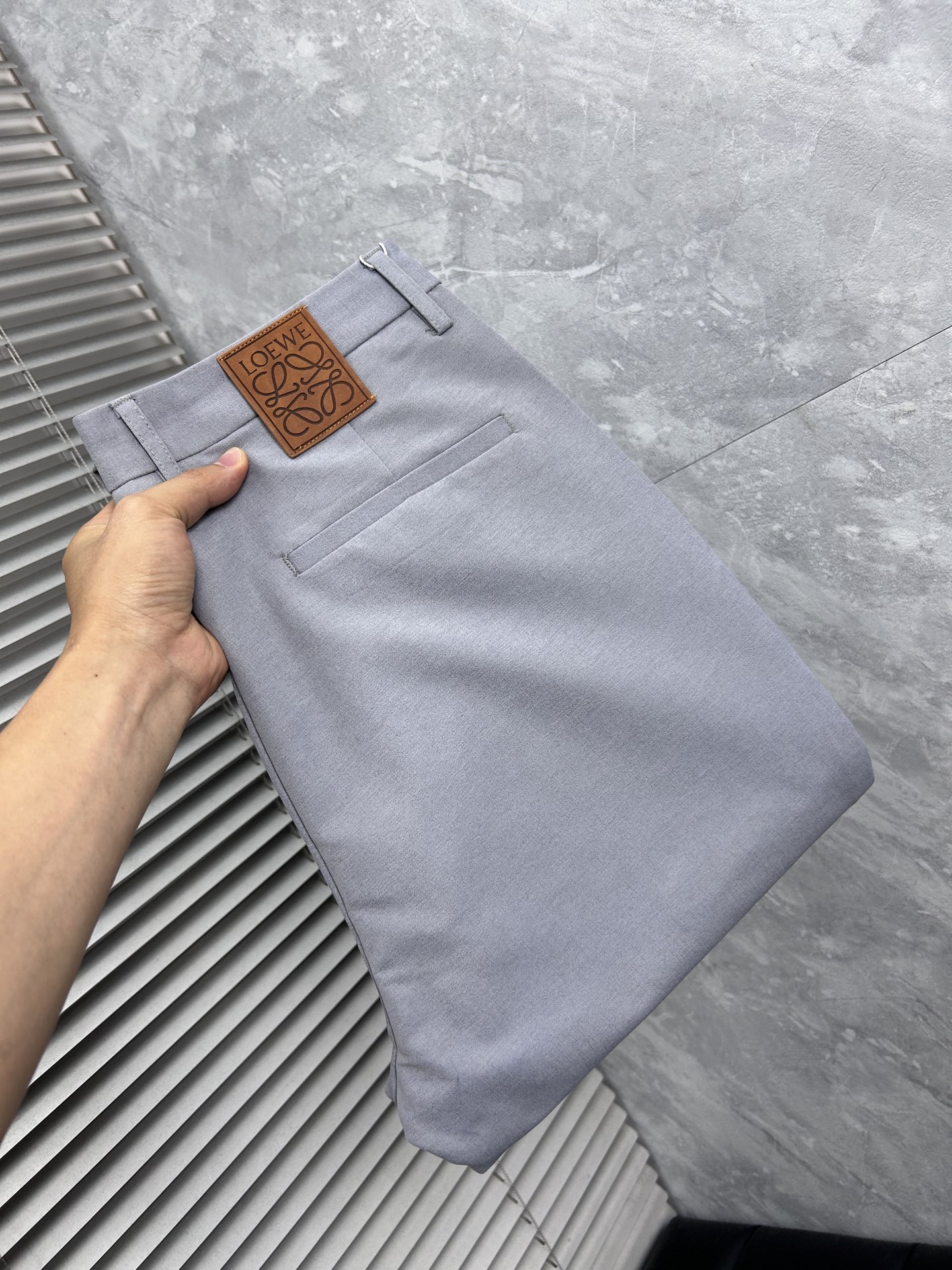 NO:865143,Loewe casual pants, trousers 2025SS autumn and winter new style, special fabric for advanced custom pants, customized original hardware, heavy craftsmanship, fine lathe routing, customized fabric, soft and comfortable, significant texture, exquisite accessories, great upper body effect, standard size 29-38, no 35,, loewe,19860909罗意威 休闲裤 西裤2025SS秋冬新款 高级定制裤子专用面料 定制原版五金 重工工艺打造 车工走线精细 定制面料 柔软舒适 质感显著 辅料精美 上身效果超赞 标准尺码29-38,无35,,loewe,,Men's clothing