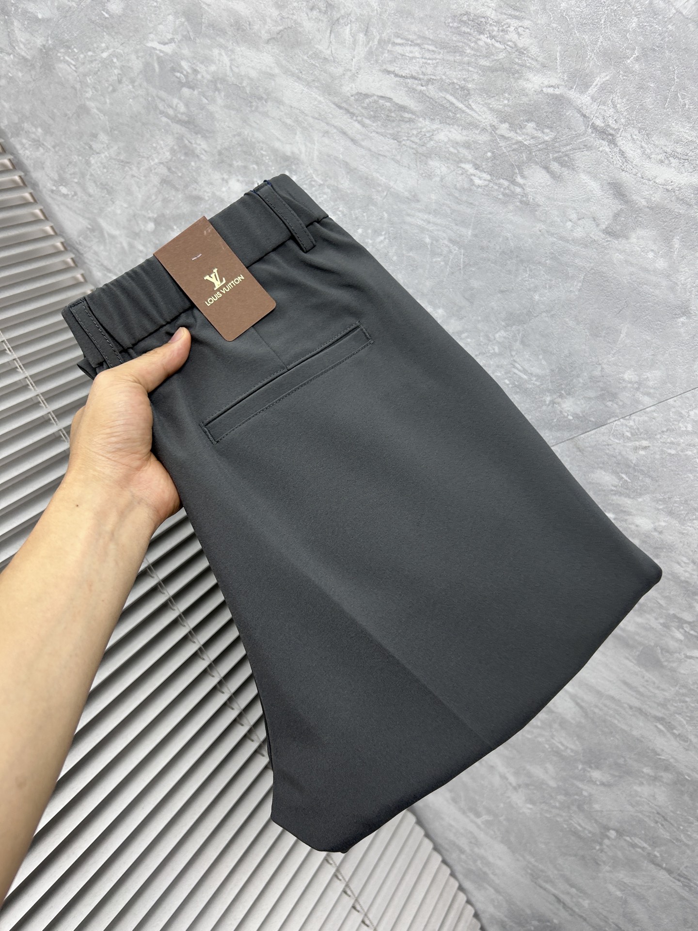 NO:913326,,, LV casual pants, trousers 2025SS autumn and winter new styles, special fabrics for advanced custom pants, customized original hardware, heavy craftsmanship, fine turning and routing, customized fabrics, soft and comfortable, significant texture, exquisite accessories, great upper body effect, standard size 29-38, no 35,, louis vuitton,19860909,, LV 休闲裤 西裤2025SS秋冬新款 高级定制裤子专用面料 定制原版五金 重工工艺打造 车工走线精细 定制面料 柔软舒适 质感显著 辅料精美 上身效果超赞 标准尺码29-38,无35,,louis vuitton,,Men's clothing