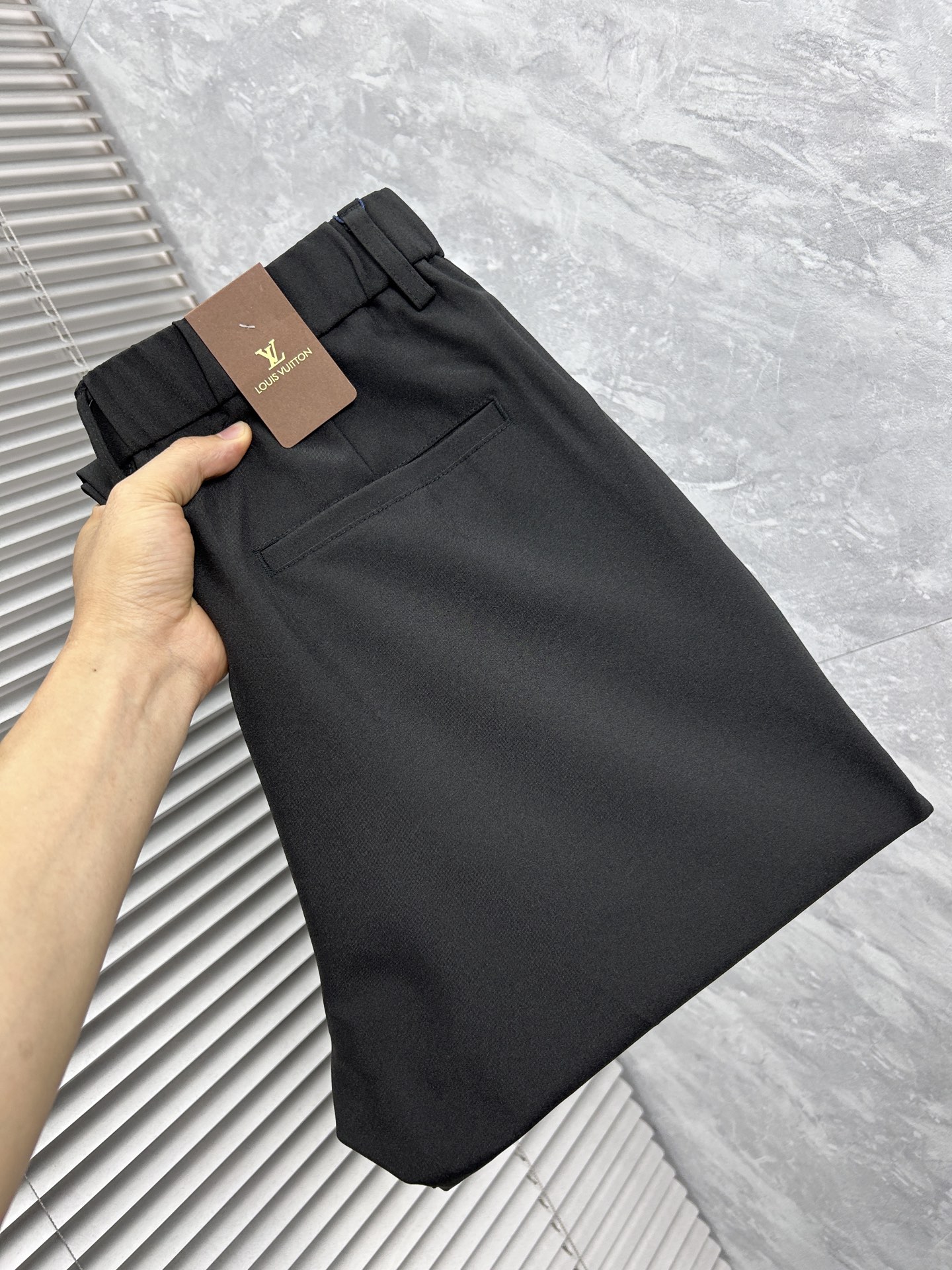 NO:865170,LV casual pants, trousers 2025SS autumn and winter new style, special fabric for advanced custom pants, customized original hardware, heavy craftsmanship, fine turning and routing, customized fabric, soft and comfortable, significant texture, exquisite accessories, great upper body effect, standard size 29-38, no 35,, louis vuitton,19860909LV 休闲裤 西裤2025SS秋冬新款 高级定制裤子专用面料 定制原版五金 重工工艺打造 车工走线精细 定制面料 柔软舒适 质感显著 辅料精美 上身效果超赞 标准尺码29-38,无35,,louis vuitton,,Men's clothing