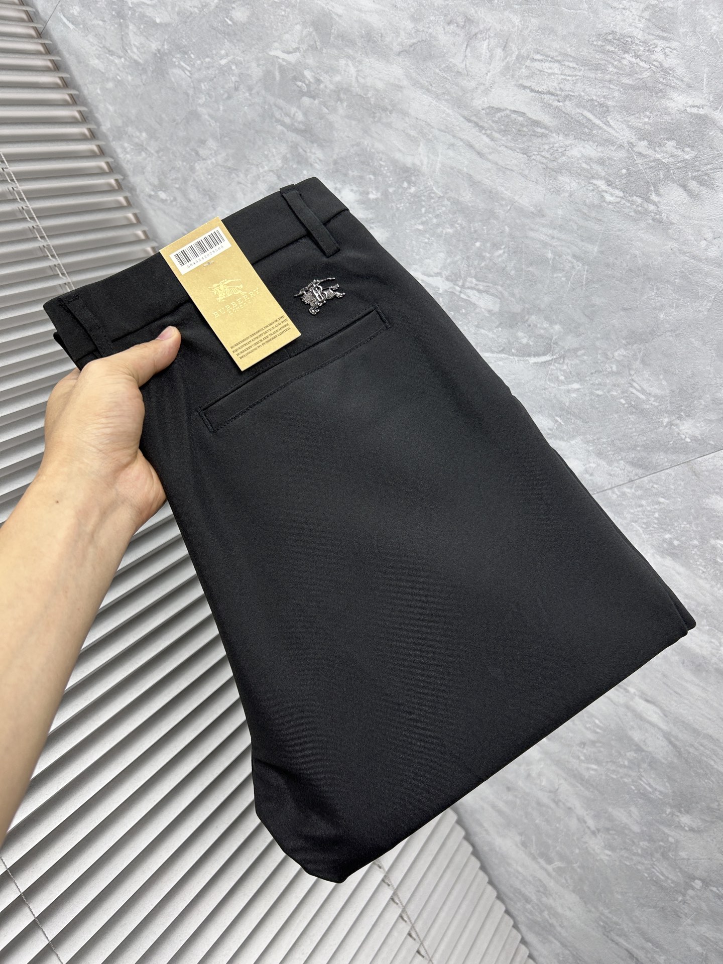 NO:865201,Burberry casual pants and trousers 2025SS autumn and winter new style, special fabric for advanced custom pants, customized original hardware, heavy craftsmanship, fine lathe routing, customized fabric, soft and comfortable, significant texture, exquisite accessories, great upper body effect, standard size 29-38, no 35,, burberry,19860909巴宝莉 休闲裤 西裤2025SS秋冬新款 高级定制裤子专用面料 定制原版五金 重工工艺打造 车工走线精细 定制面料 柔软舒适 质感显著 辅料精美 上身效果超赞 标准尺码29-38,无35,,burberry,,Men's clothing
