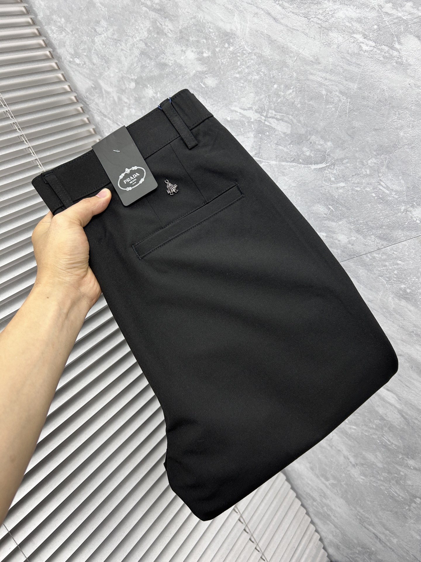 NO:865210,Prada casual pants, trousers 2025SS autumn and winter new style, special fabric for advanced custom pants, customized original hardware, heavy craftsmanship, fine turning and routing, customized fabric, soft and comfortable, significant texture, exquisite accessories, great upper body effect, standard size 29-38, no 35,, prada,19860909普拉达 休闲裤 西裤2025SS秋冬新款 高级定制裤子专用面料 定制原版五金 重工工艺打造 车工走线精细 定制面料 柔软舒适 质感显著 辅料精美 上身效果超赞 标准尺码29-38,无35,,prada,,Men's clothing