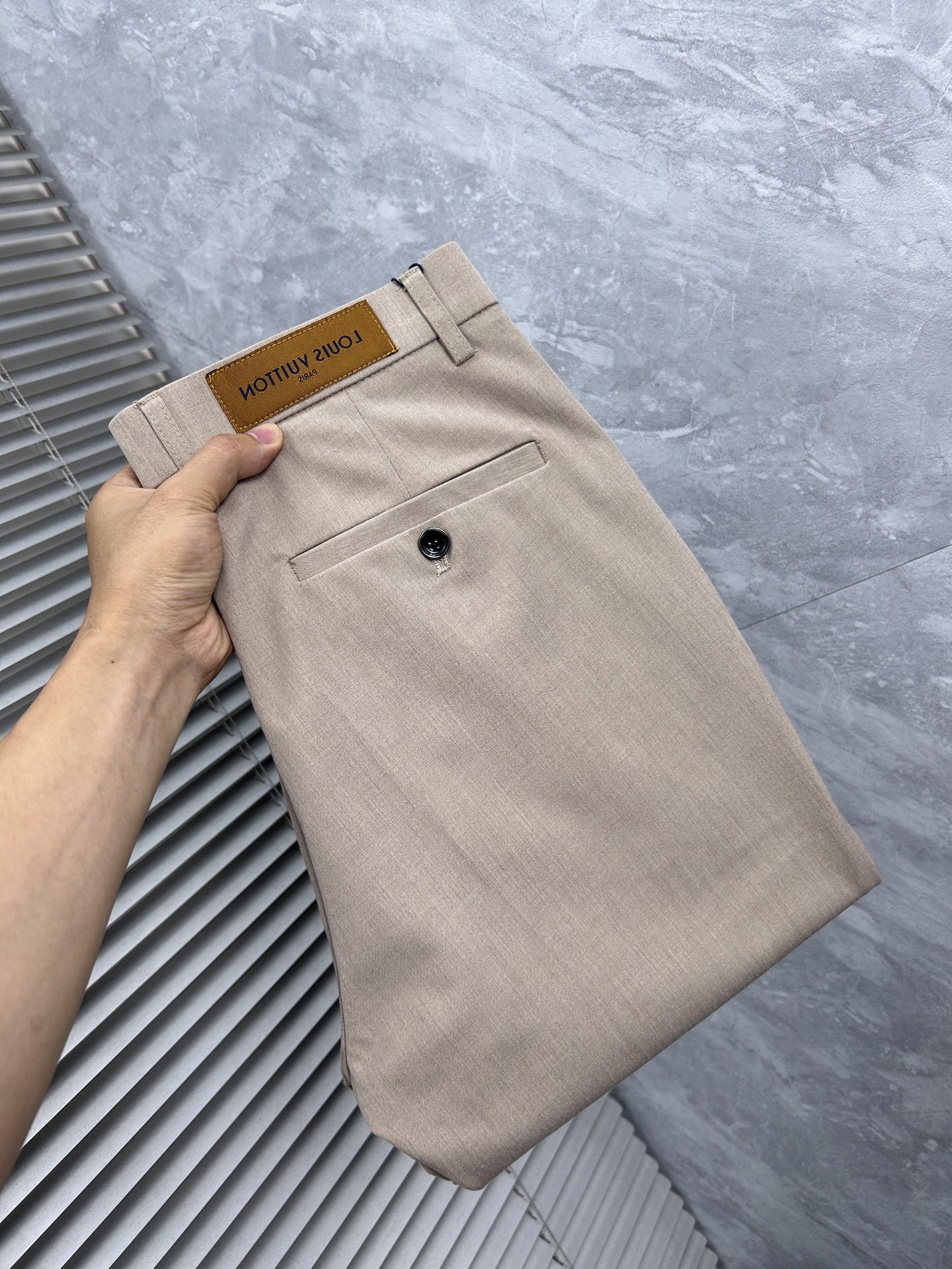 NO:865224,LV casual pants, trousers 2025SS autumn and winter new style, special fabric for advanced custom pants, customized original hardware, heavy craftsmanship, fine turning and routing, customized fabric, soft and comfortable, significant texture, exquisite accessories, great upper body effect, standard size 29-38, no 35,, louis vuitton,19860909LV 休闲裤 西裤2025SS秋冬新款 高级定制裤子专用面料 定制原版五金 重工工艺打造 车工走线精细 定制面料 柔软舒适 质感显著 辅料精美 上身效果超赞 标准尺码29-38,无35,,louis vuitton,,Men's clothing