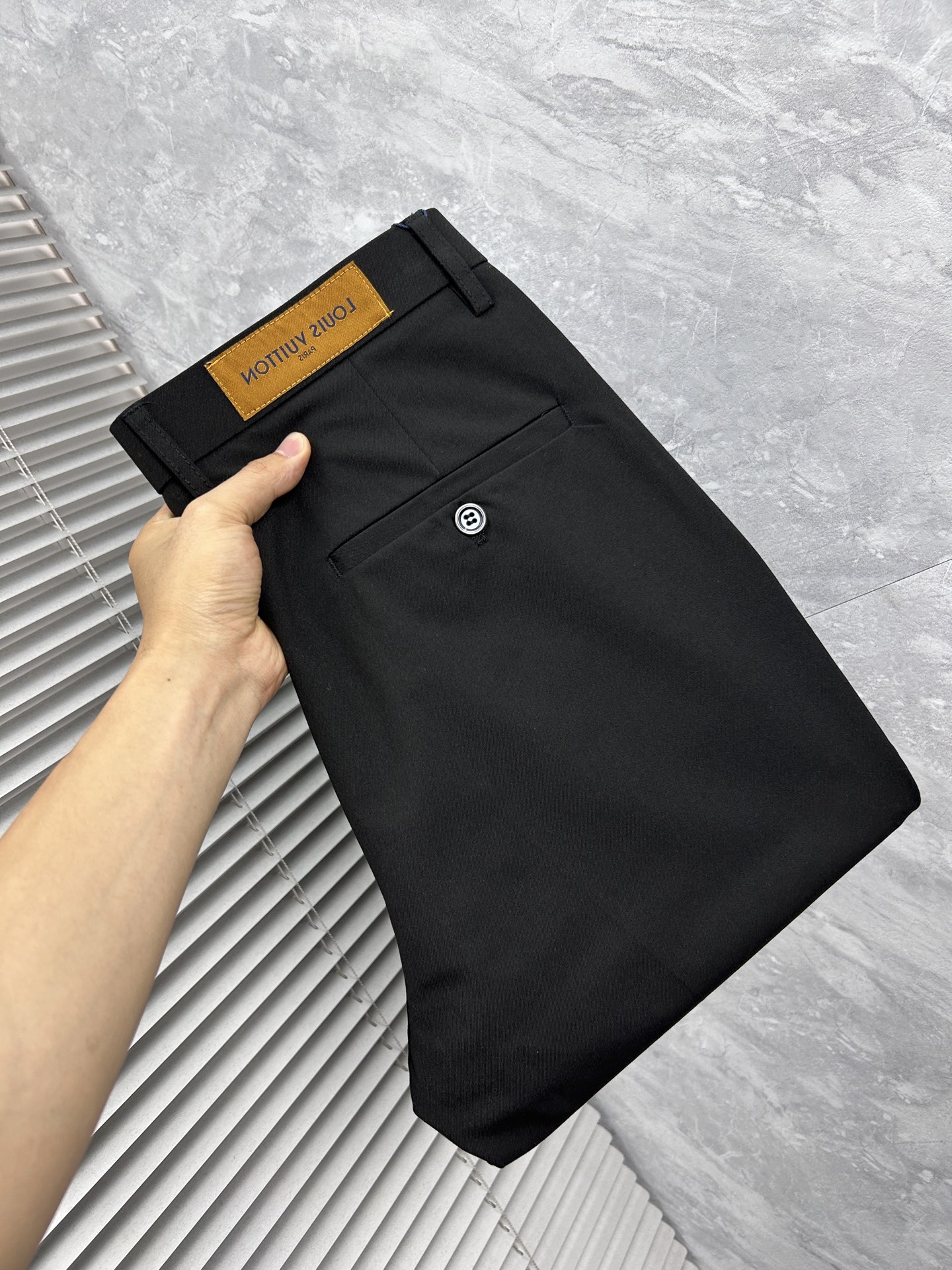 NO:865252,LV casual pants, trousers 2025SS autumn and winter new style, special fabric for advanced custom pants, customized original hardware, heavy craftsmanship, fine turning and routing, customized fabric, soft and comfortable, significant texture, exquisite accessories, great upper body effect, standard size 29-38, no 35,, louis vuitton,19860909LV 休闲裤 西裤2025SS秋冬新款 高级定制裤子专用面料 定制原版五金 重工工艺打造 车工走线精细 定制面料 柔软舒适 质感显著 辅料精美 上身效果超赞 标准尺码29-38,无35,,louis vuitton,,Men's clothing