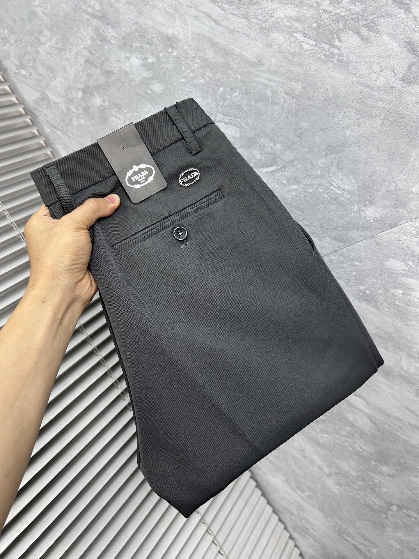 NO:865265,Prada's casual pants, 2025SS new autumn and winter trousers, special fabrics for advanced custom trousers, customized original hardware, heavy craftsmanship, fine lathe routing, customized fabrics, soft and comfortable, significant texture, exquisite accessories, great upper body effect, standard size 29-38, no 35,, prada,19860909普拉‘’休闲裤 西裤2025SS秋冬新款 高级定制裤子专用面料 定制原版五金 重工工艺打造 车工走线精细 定制面料 柔软舒适 质感显著 辅料精美 上身效果超赞 标准尺码29-38,无35,,prada,,Men's clothing