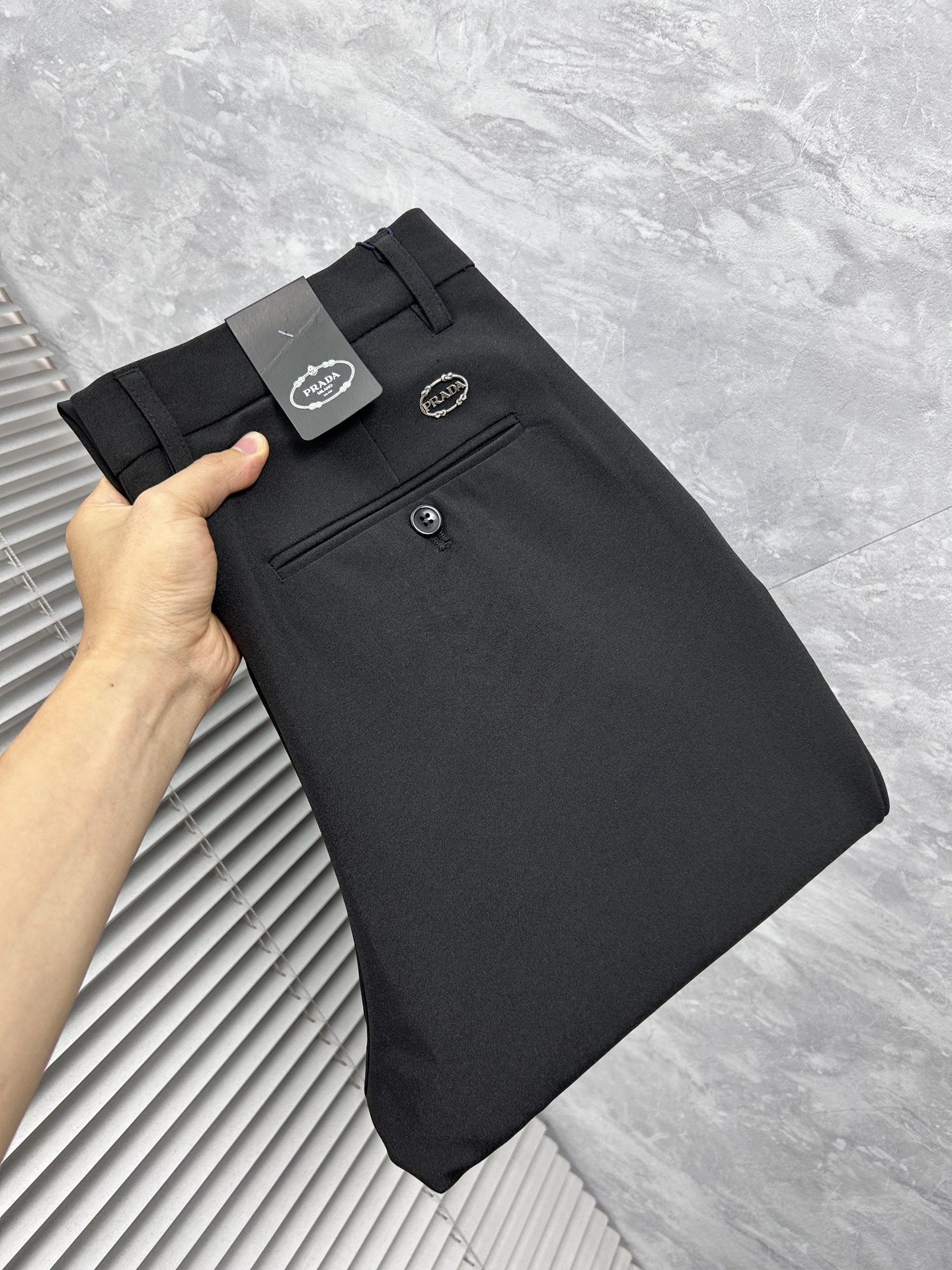NO:865290,Prada casual pants, trousers 2025SS autumn and winter new style, special fabric for advanced custom pants, customized original hardware, heavy craftsmanship, fine turning and routing, customized fabric, soft and comfortable, significant texture, exquisite accessories, great upper body effect, standard size 29-38, no 35,, prada,19860909普拉达 休闲裤 西裤2025SS秋冬新款 高级定制裤子专用面料 定制原版五金 重工工艺打造 车工走线精细 定制面料 柔软舒适 质感显著 辅料精美 上身效果超赞 标准尺码29-38,无35,,prada,,Men's clothing