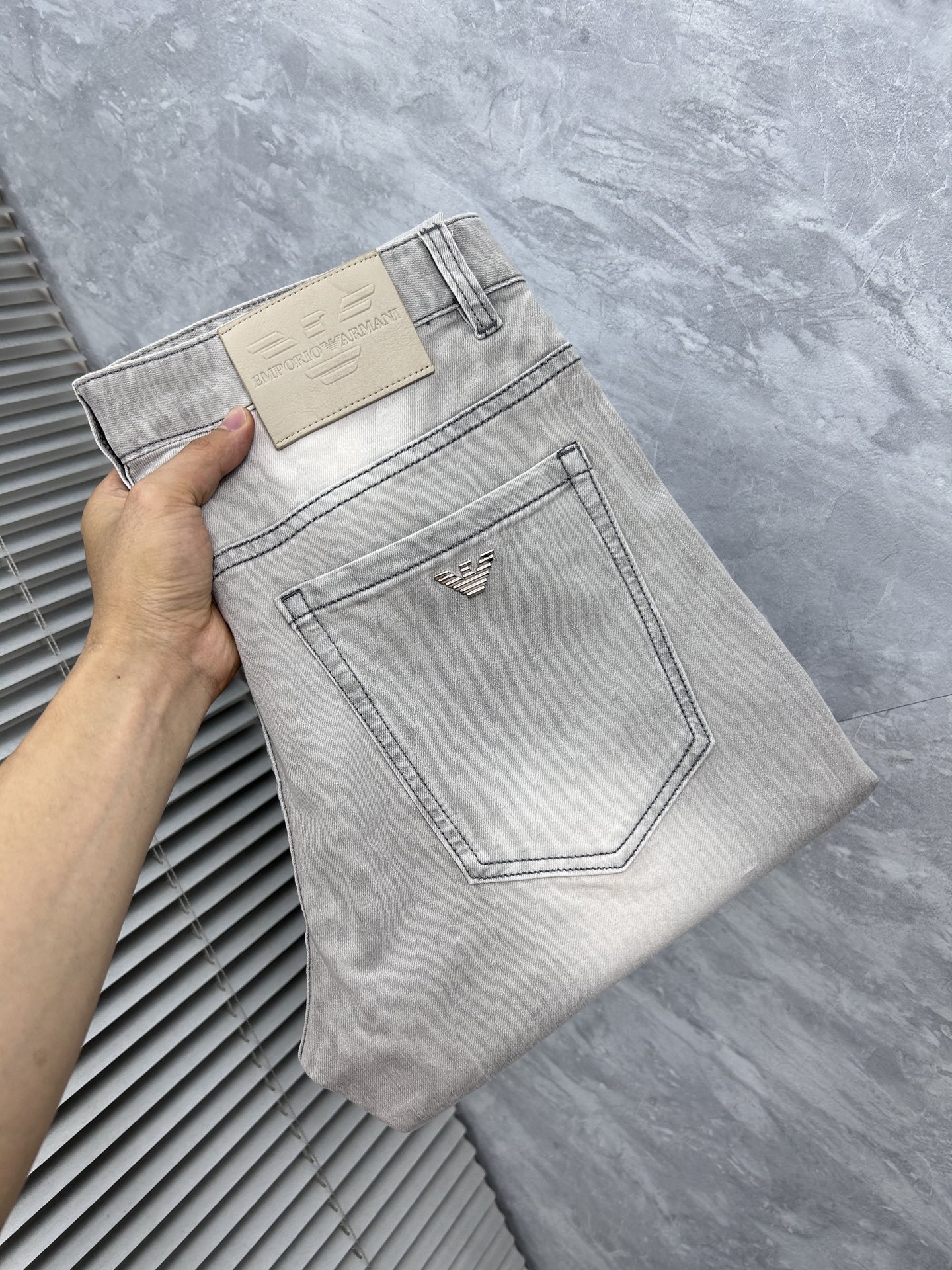 NO:865361,Amma's 26th new jeans counter's best-selling model shares taste and value. It is very comfortable to wear. It is low-key yet luxurious. It is very classy when worn. Needless to say the trousers style and cut, the upper body is exquisite and vivid. Really first-class top quality materials. Really top-level casual pants, using Turkish cotton. The most famous denim fabric is produced with outstanding quality. After heavy washing, the pants are very soft. The straight-leg version is not picky. The upper body is absolutely stylish and extremely luxurious!  Code number 29-38.No 37,,jeans,19860909阿玛‘’26年新品牛仔裤专柜热销款 品味与价值共享 身穿着非常舒适 低调不失奢华 穿出去非常有档次,裤型款式和裁剪亦无需多言 上身精致跃然.真正一等一顶级质料 真正殿堂级的休闲裤,选用土耳其的棉花 生产出最有名的单宁布品质卓然 经过重水洗使得裤子很柔软 直脚的版型 不挑人 上身绝对的有型 极度奢华！码数29-38.无37,,jeans,,Men's clothing
