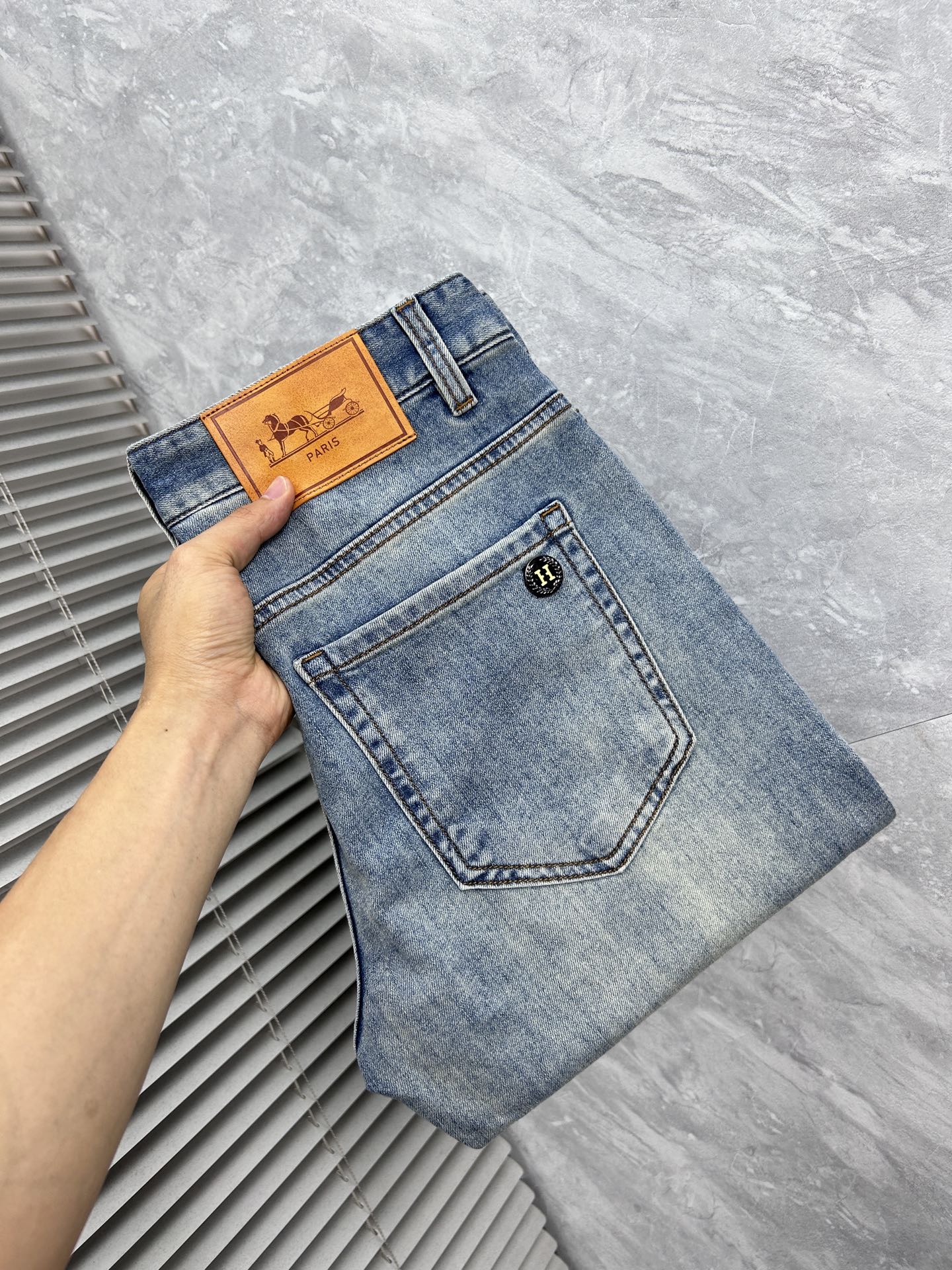 NO:865374,Hermès’ ’26 new jeans counter’s best-selling model shares taste and value. It is very comfortable to wear. It is low-key yet luxurious. It is very classy to wear, and the style and cut of the pants are needless to say. The upper body is exquisite and vivid. Really first-class and top-quality materials. Really top-level casual pants, using Turkish cotton. The most famous denim fabric is produced with outstanding quality. After heavy washing, the pants are very soft. The straight-leg version is not picky. The upper body is absolutely stylish.  Extremely luxurious!  Code number 29-38.No 37,,hermes,jeans,19860909爱马仕 ‘’26年新品牛仔裤专柜热销款 品味与价值共享 身穿着非常舒适 低调不失奢华 穿出去非常有档次,裤型款式和裁剪亦无需多言 上身精致跃然.真正一等一顶级质料 真正殿堂级的休闲裤,选用土耳其的棉花 生产出最有名的单宁布品质卓然 经过重水洗使得裤子很柔软 直脚的版型 不挑人 上身绝对的有型 极度奢华！码数29-38.无37,,hermes,jeans,,Men's clothing